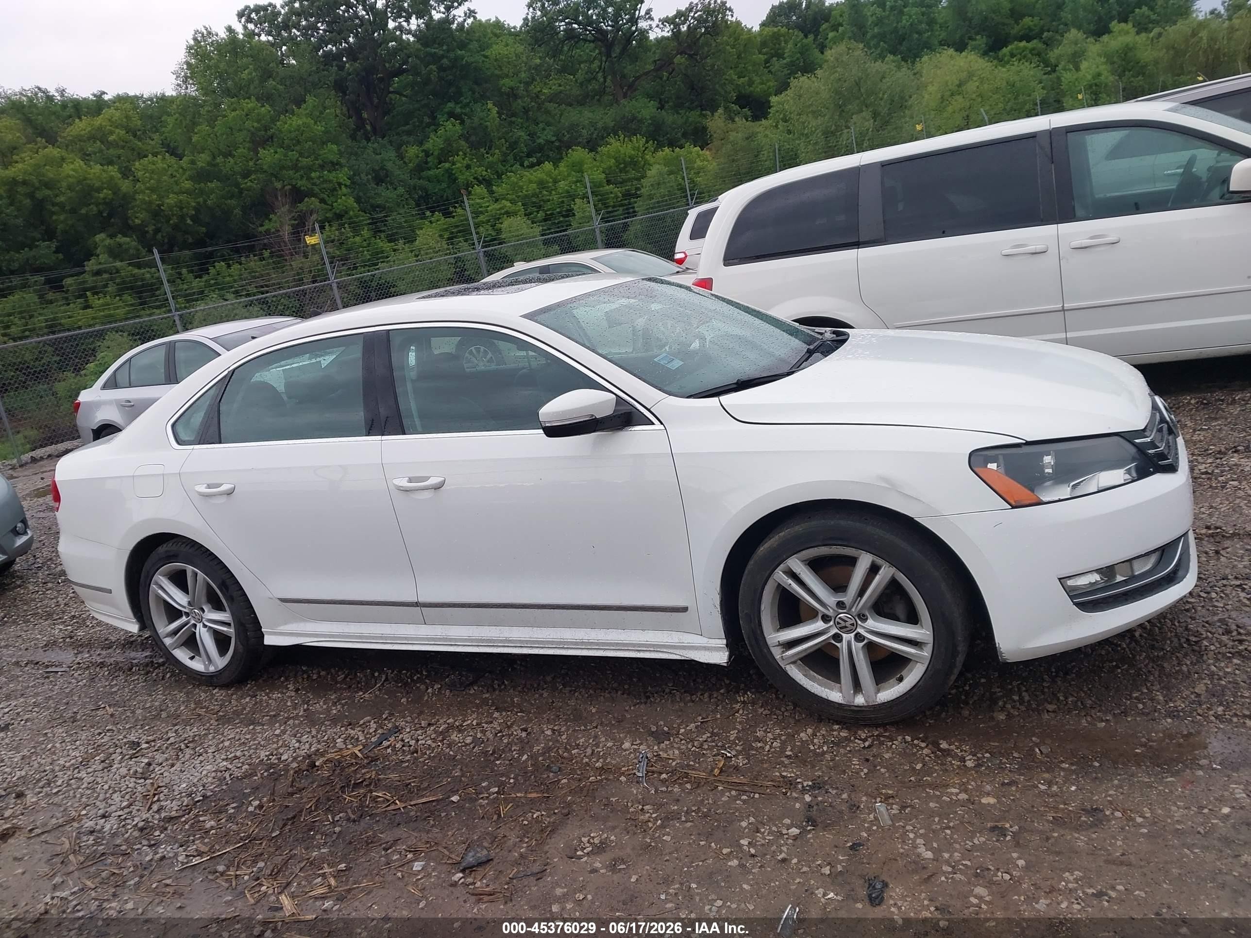 2015 Volkswagen Passat 3.6l V6 Sel Premium White vin: 1VWCM7A39FC083838