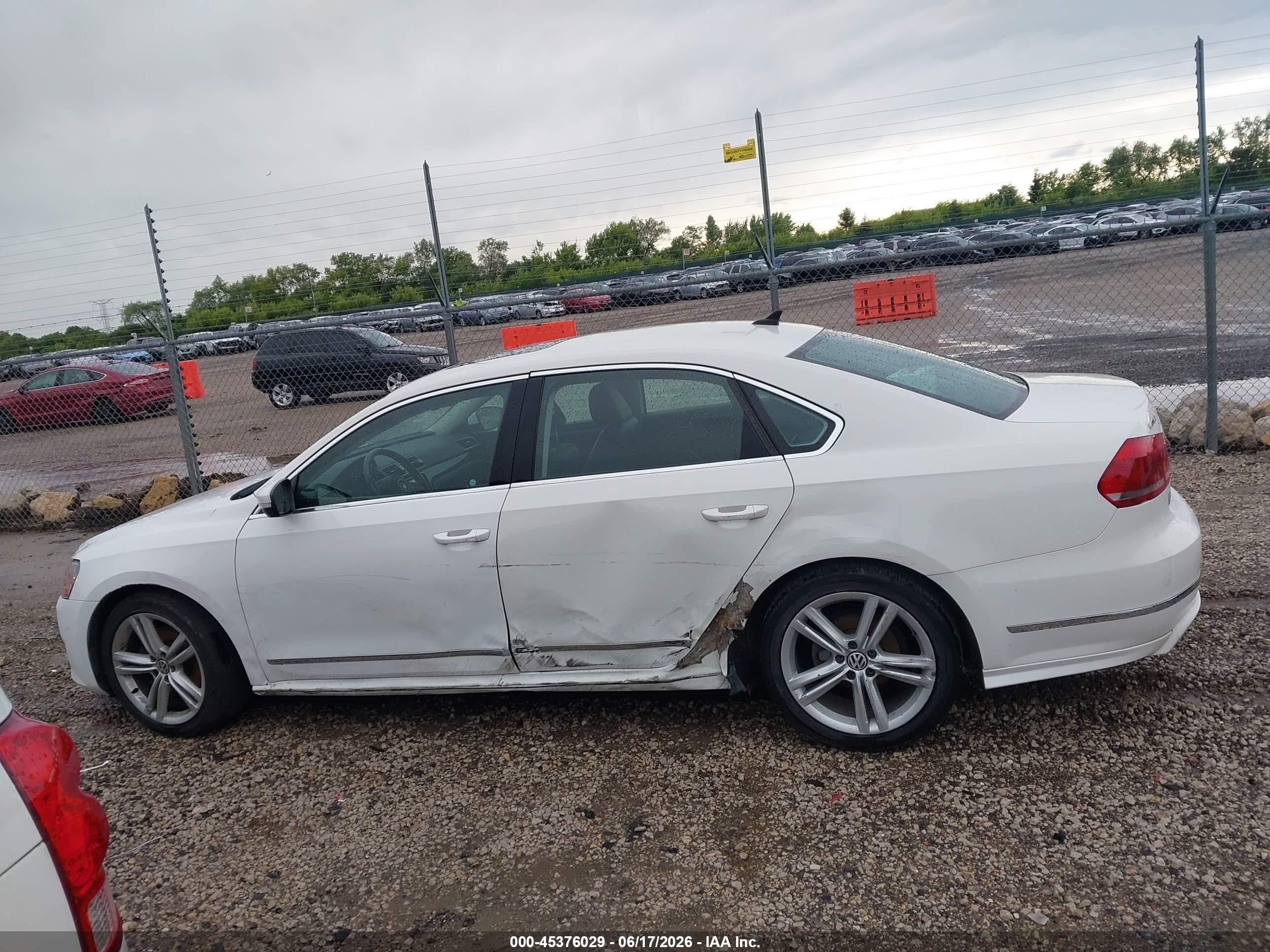 2015 Volkswagen Passat 3.6l V6 Sel Premium White vin: 1VWCM7A39FC083838