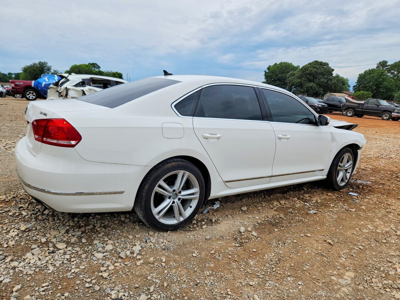 2013 Volkswagen Passat Sel White vin: 1VWCM7A3XDC067855