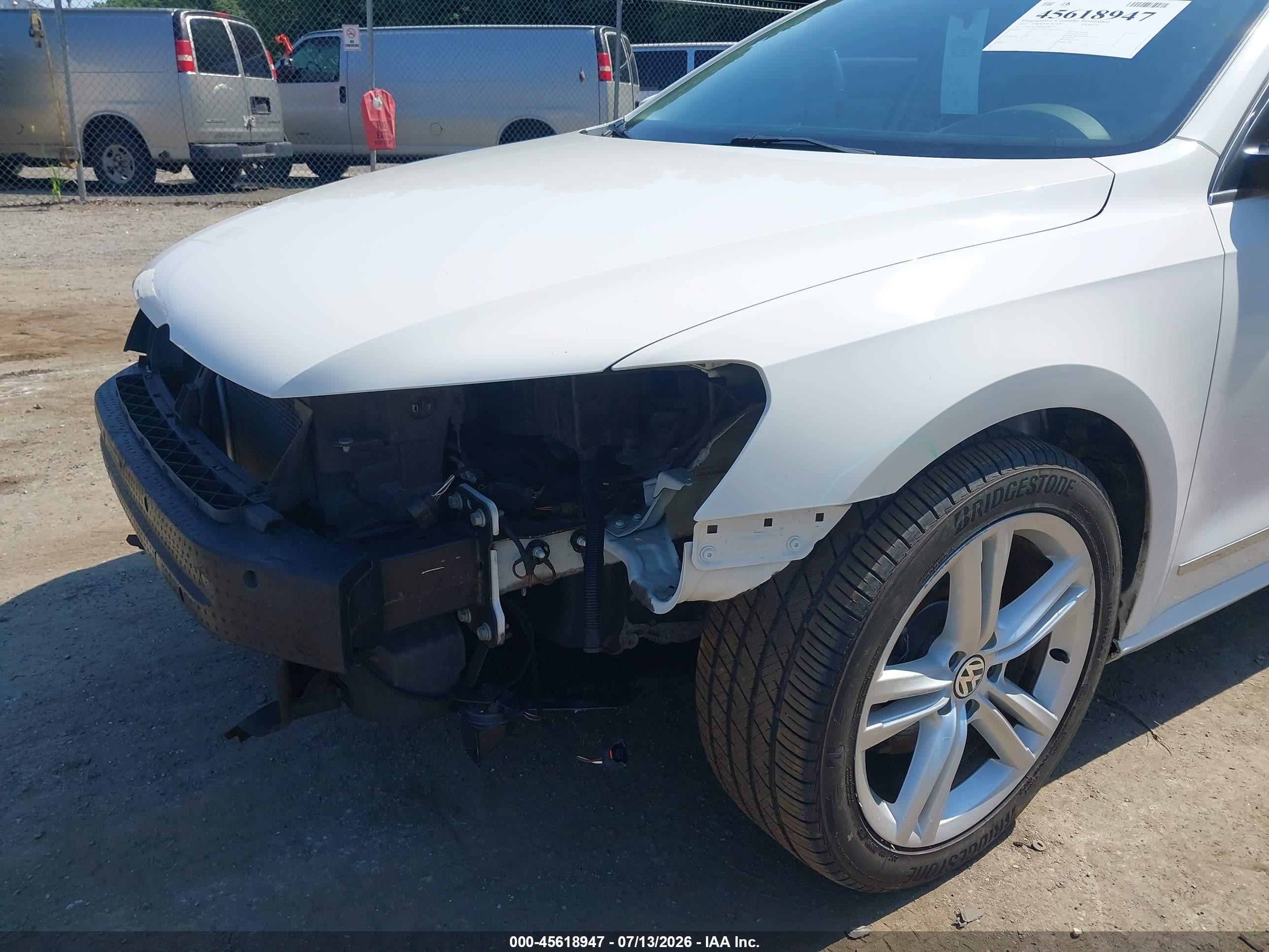 2013 Volkswagen Passat 2.0l Tdi Sel Premium White vin: 1VWCN7A30DC138445