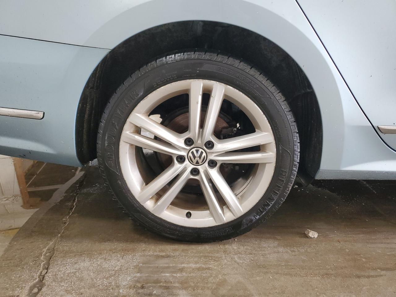 2012 Volkswagen Passat Sel Синий vin: 1VWCN7A31CC020063 Damage: Right Rear Wheel, Curb Rash, > 12 Inches