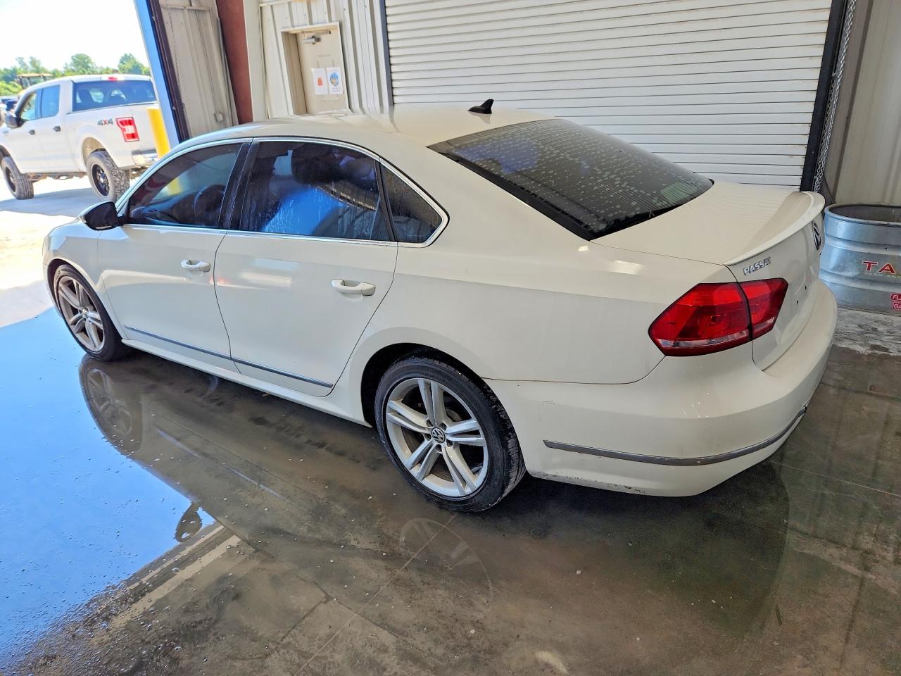 2012 Volkswagen Passat Sel White vin: 1VWCN7A31CC041155