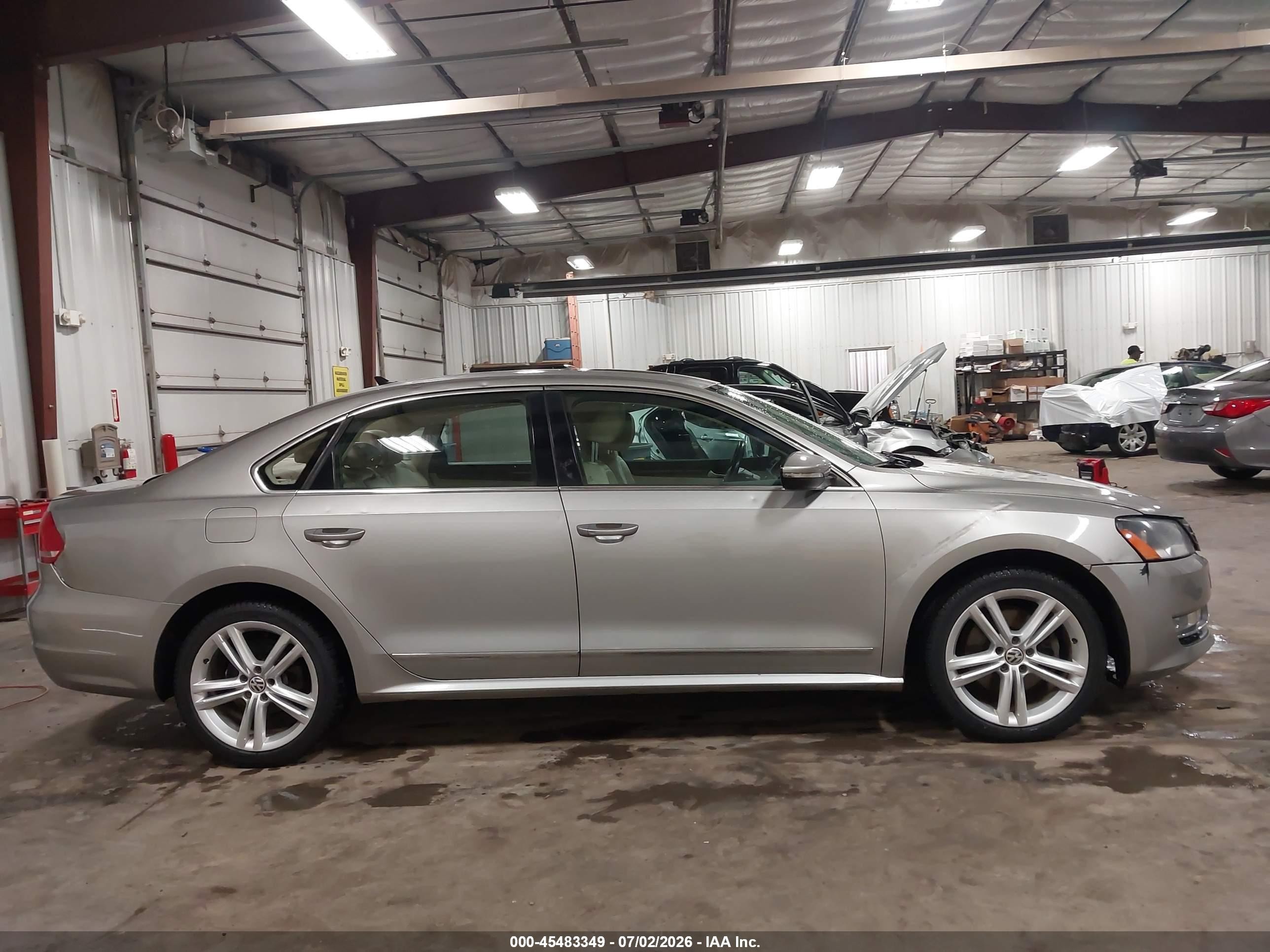 2012 Volkswagen Passat 2.0l Tdi Sel Premium Серебряный vin: 1VWCN7A31CC054763