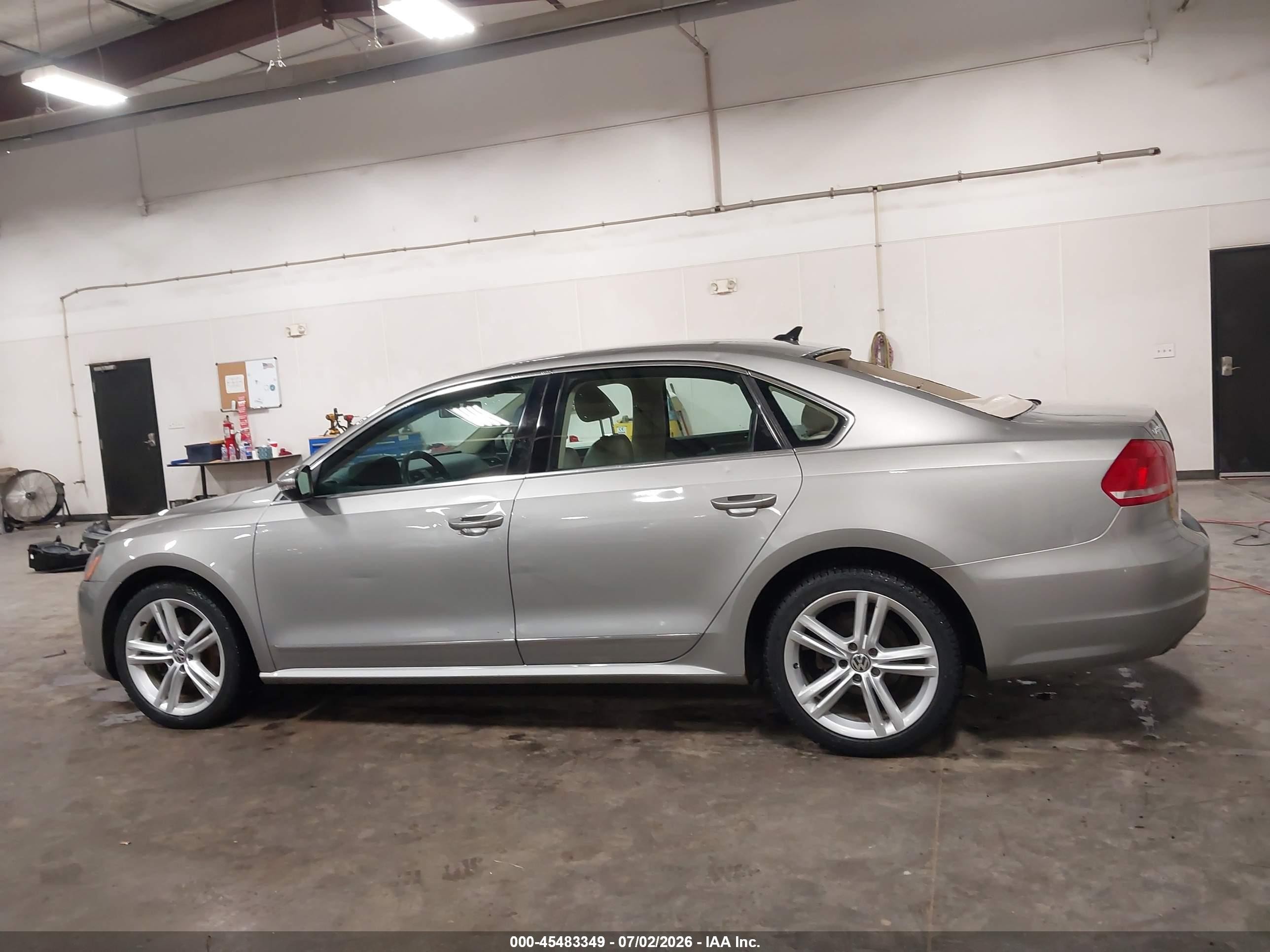2012 Volkswagen Passat 2.0l Tdi Sel Premium Серебряный vin: 1VWCN7A31CC054763
