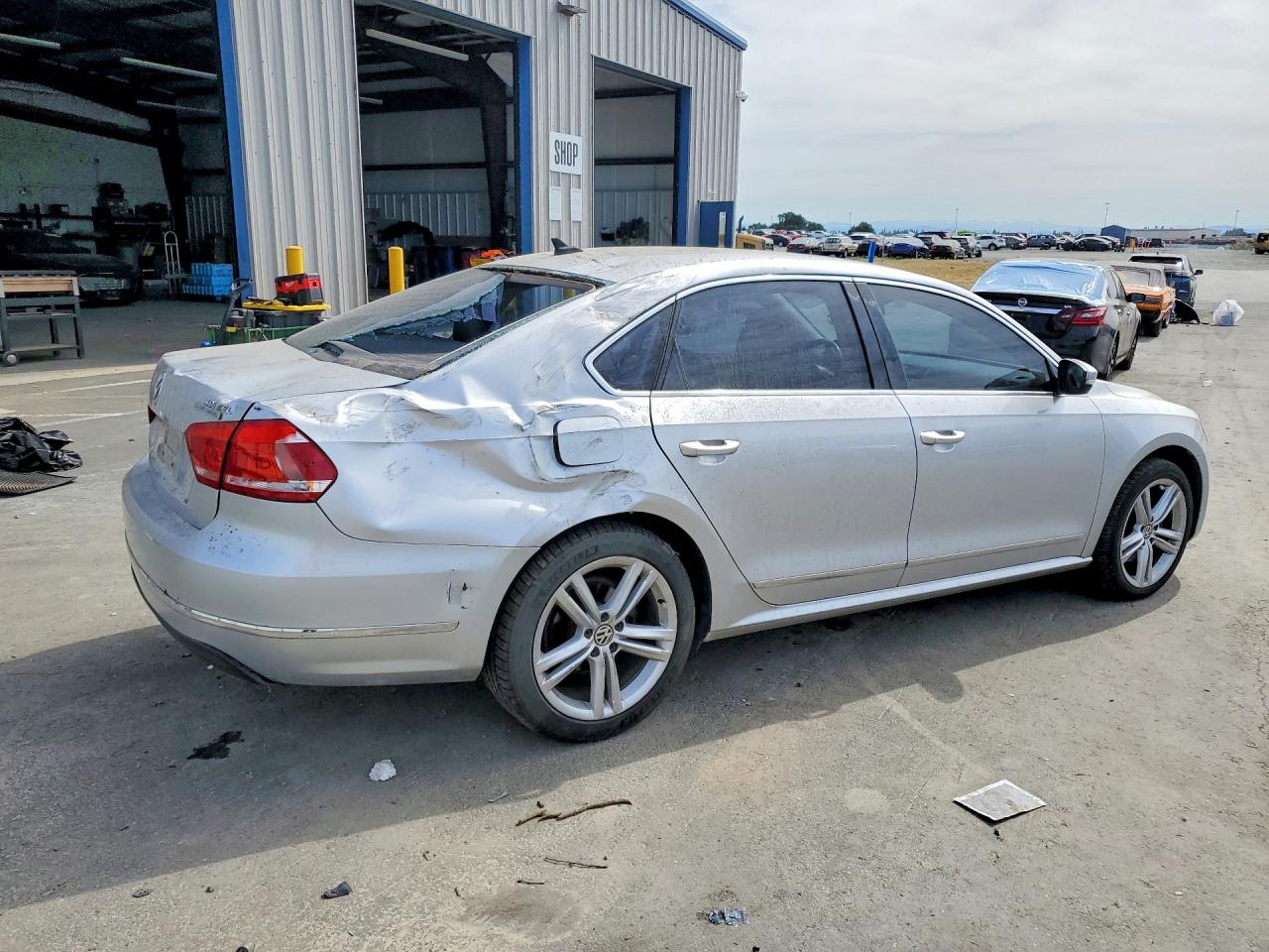 2013 Volkswagen Passat Sel Silver vin: 1VWCN7A31DC074075