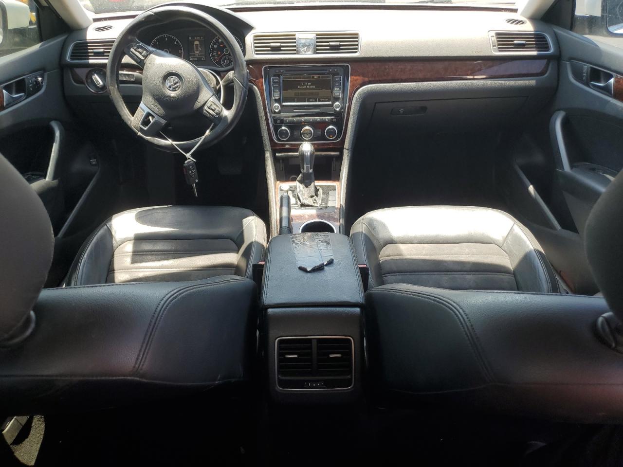2013 Volkswagen Passat Sel Белый vin: 1VWCN7A31DC106300 Damage: Front Center Armrest, Previous Repair, Substandard Repair