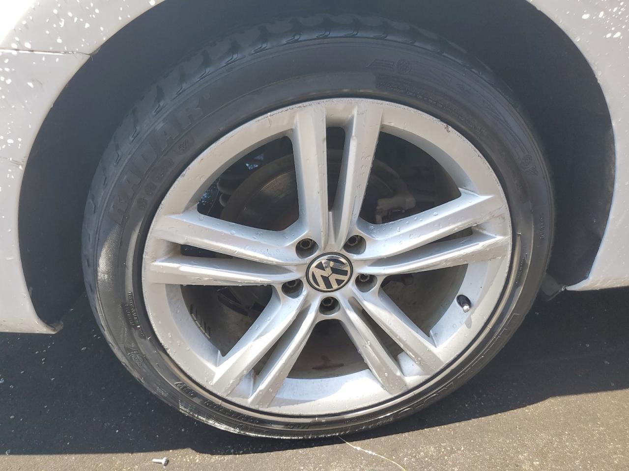 2013 Volkswagen Passat Sel Белый vin: 1VWCN7A31DC106300 Damage: Right Rear Wheel, Curb Rash, > 12 Inches
