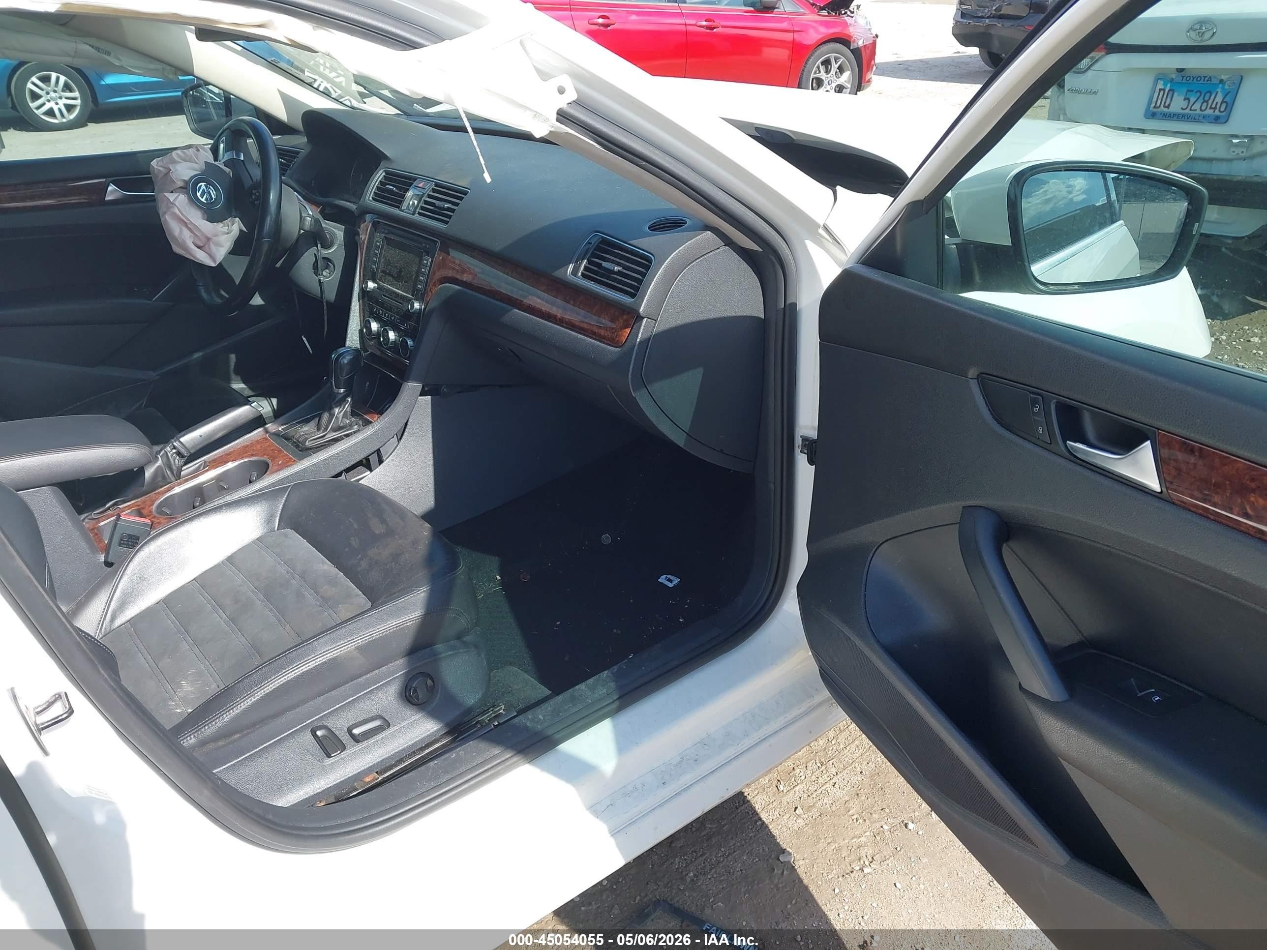 2013 Volkswagen Passat 2.0l Tdi Sel Premium White vin: 1VWCN7A31DC108564