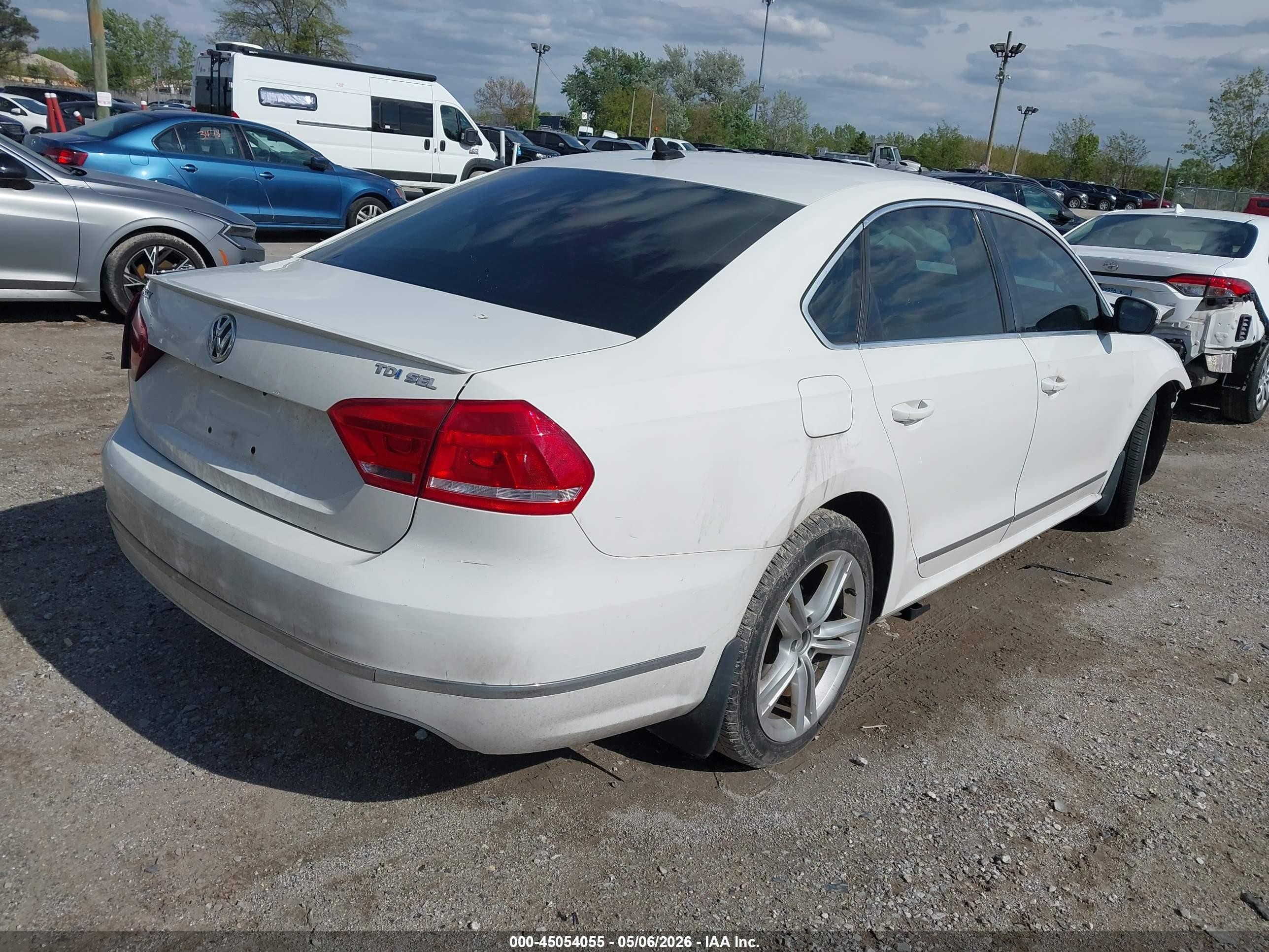 2013 Volkswagen Passat 2.0l Tdi Sel Premium White vin: 1VWCN7A31DC108564