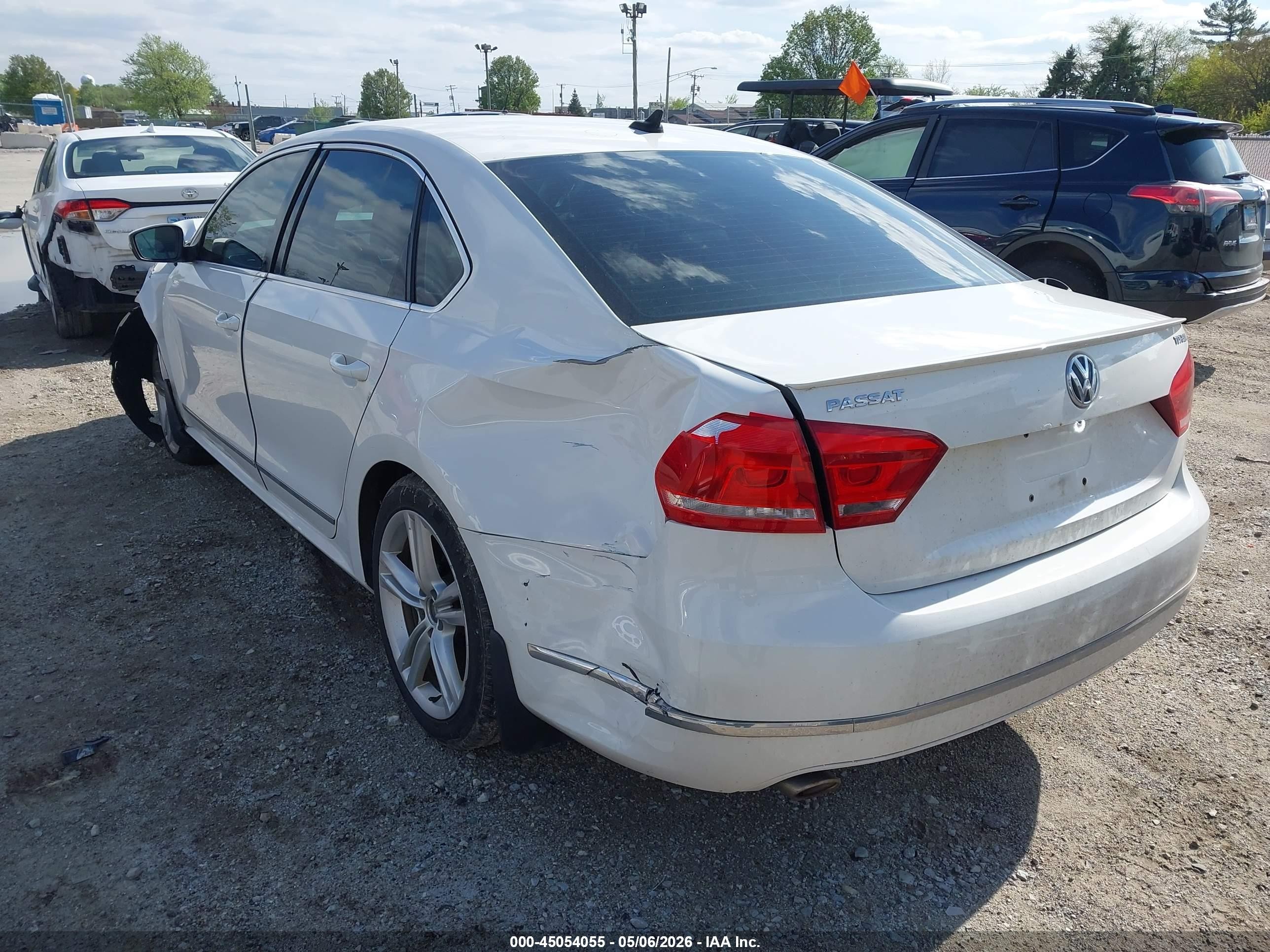 2013 Volkswagen Passat 2.0l Tdi Sel Premium White vin: 1VWCN7A31DC108564