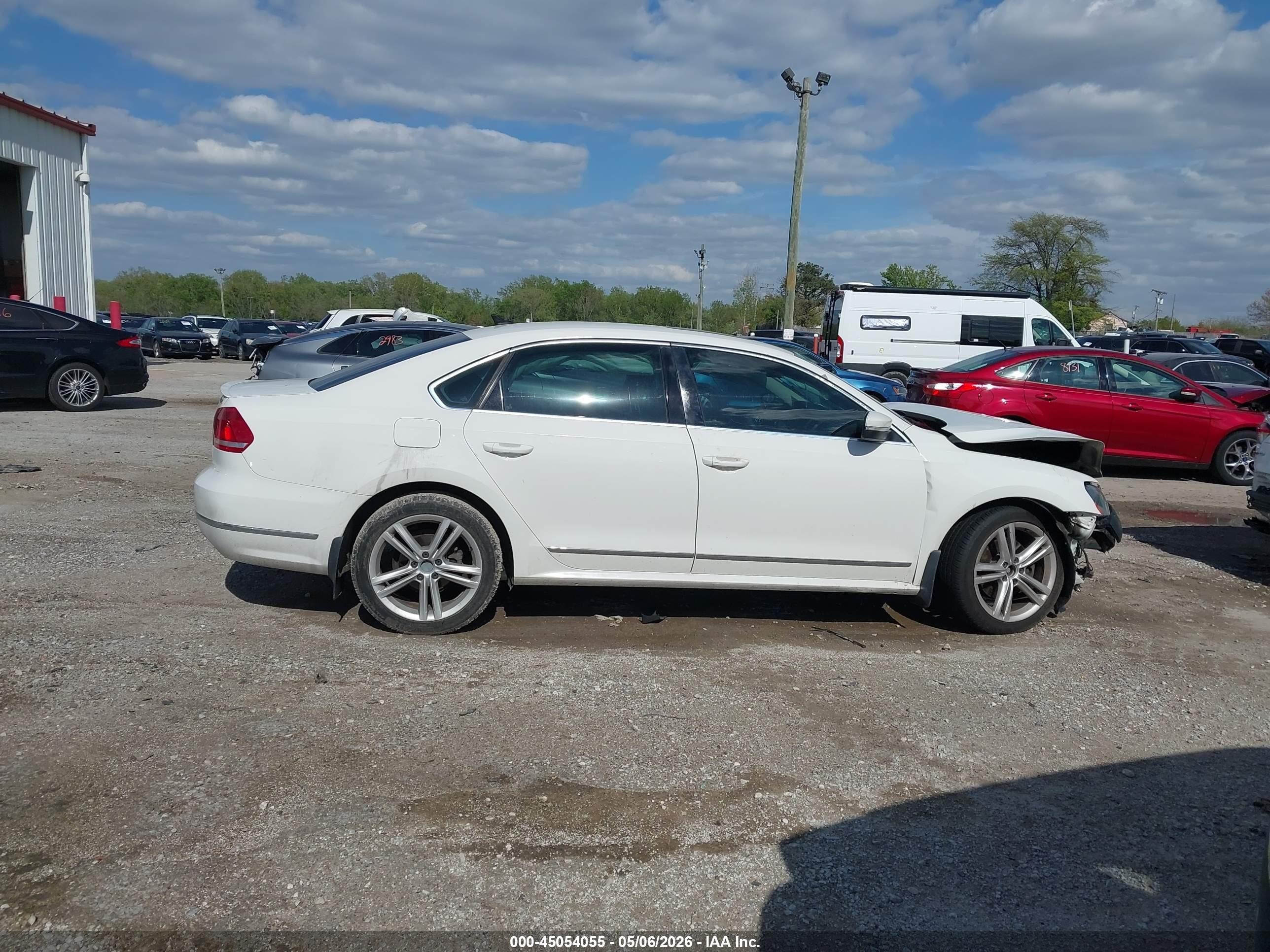 2013 Volkswagen Passat 2.0l Tdi Sel Premium White vin: 1VWCN7A31DC108564