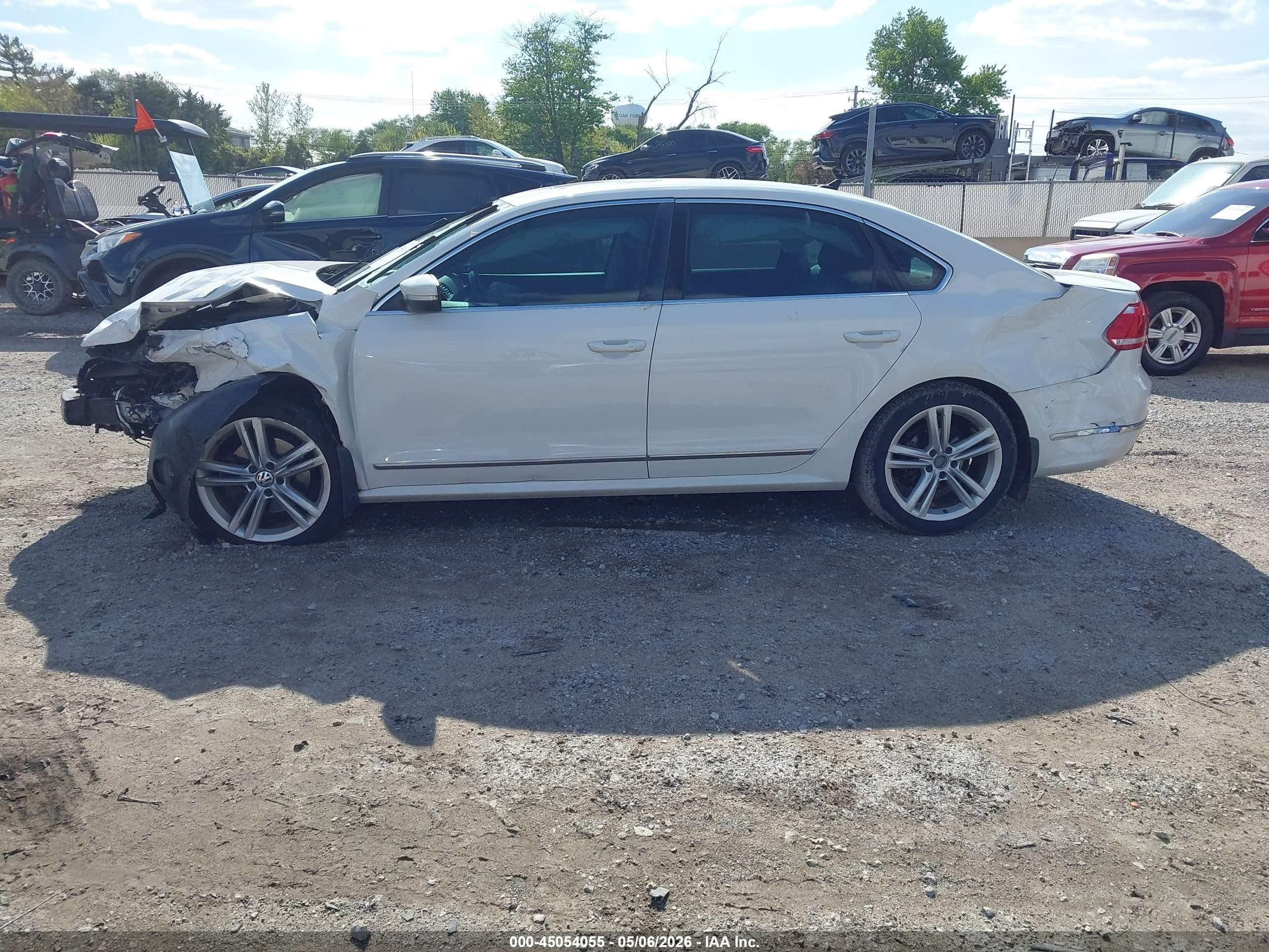2013 Volkswagen Passat 2.0l Tdi Sel Premium White vin: 1VWCN7A31DC108564