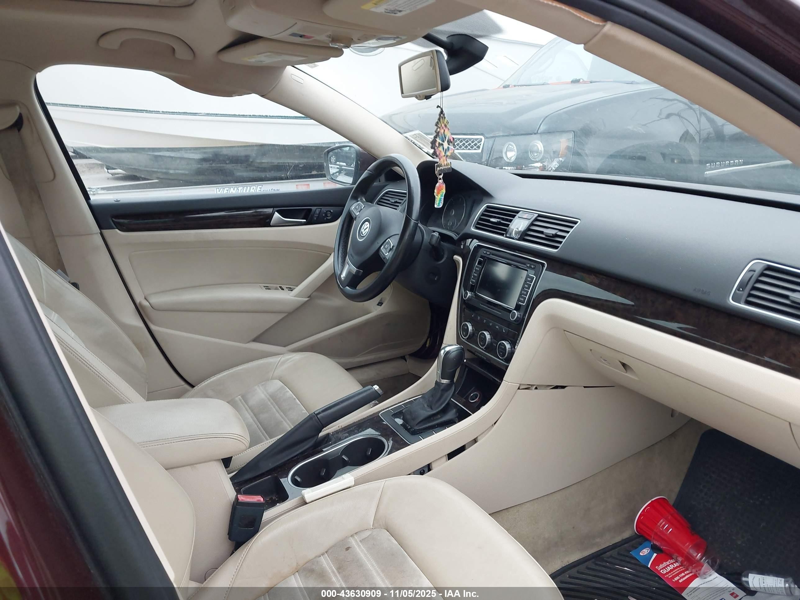 2014 Volkswagen Passat 2.0l Tdi Sel Premium Бордовый vin: 1VWCN7A31EC100904