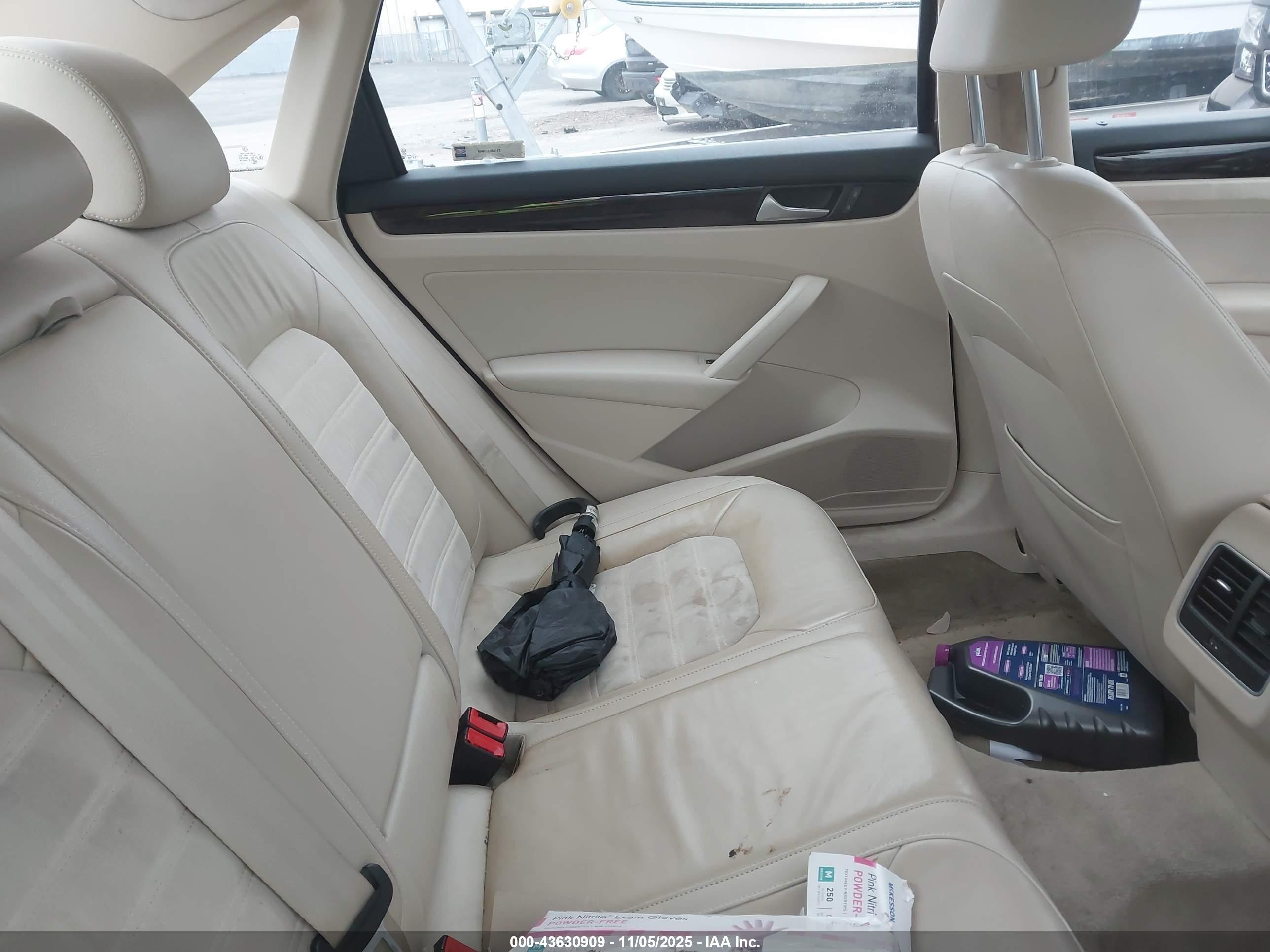 2014 Volkswagen Passat 2.0l Tdi Sel Premium Бордовый vin: 1VWCN7A31EC100904