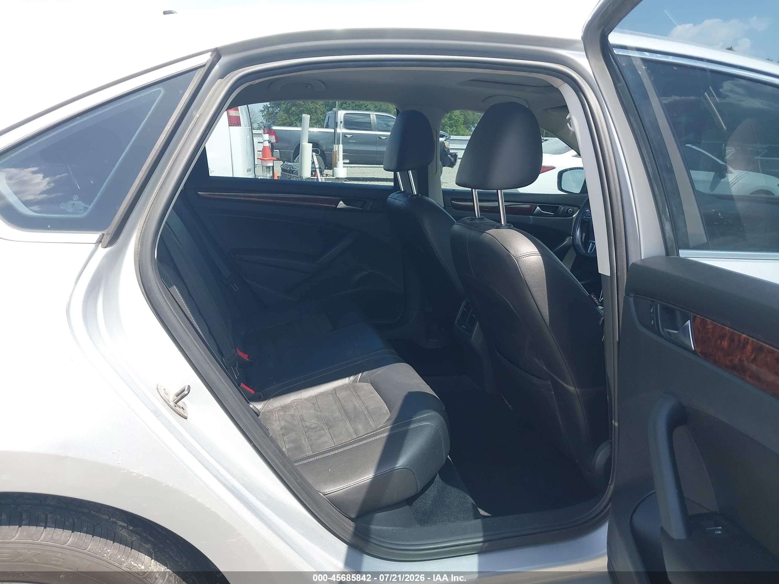 2013 Volkswagen Passat 2.0l Tdi Sel Premium Silver vin: 1VWCN7A32DC137359