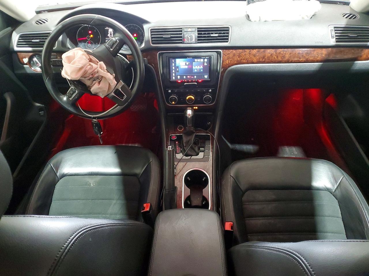 2013 Volkswagen Passat Sel Белый vin: 1VWCN7A33DC045564
