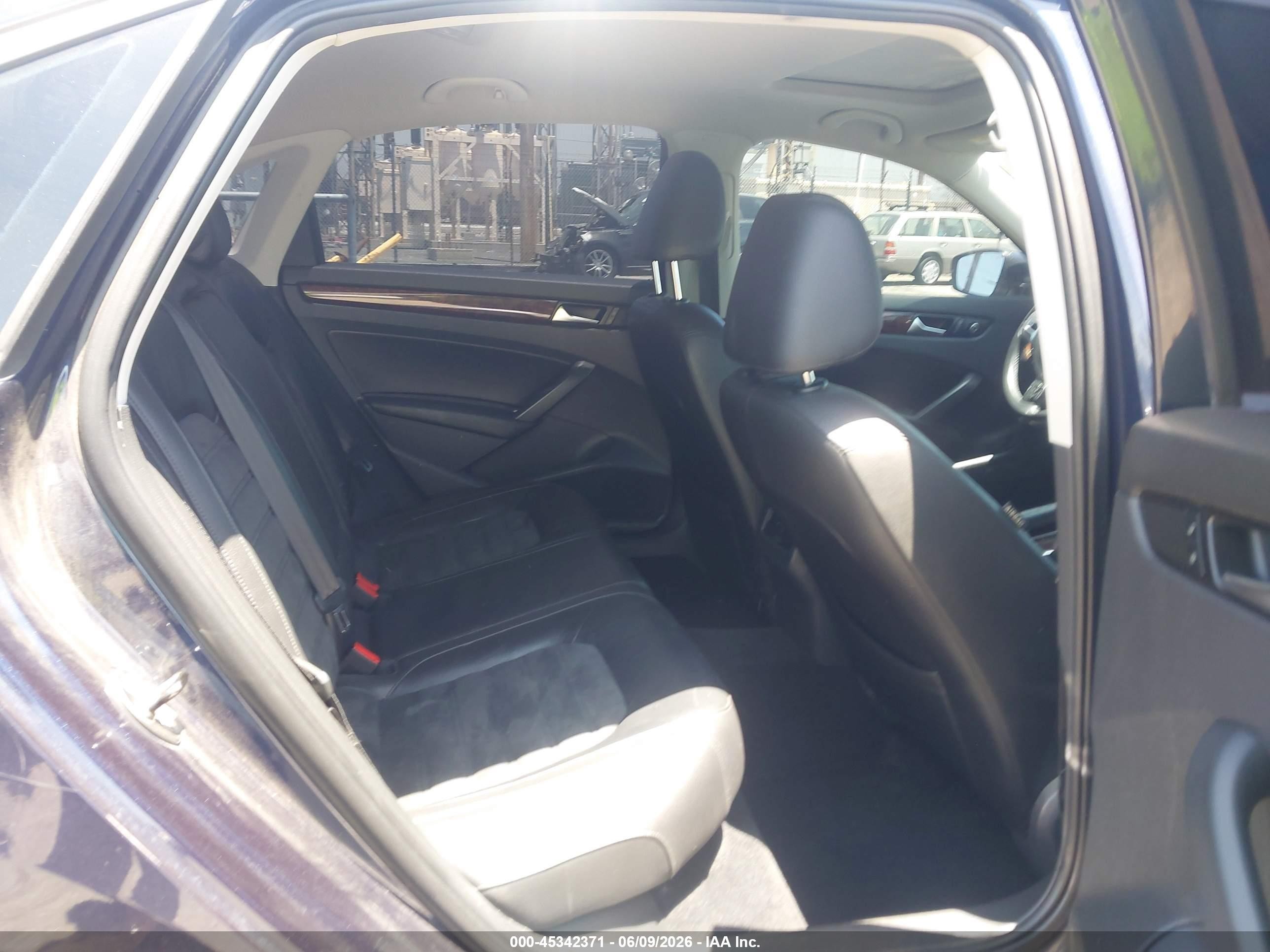 2013 Volkswagen Passat 2.0l Tdi Sel Premium Dark Blue vin: 1VWCN7A33DC112566