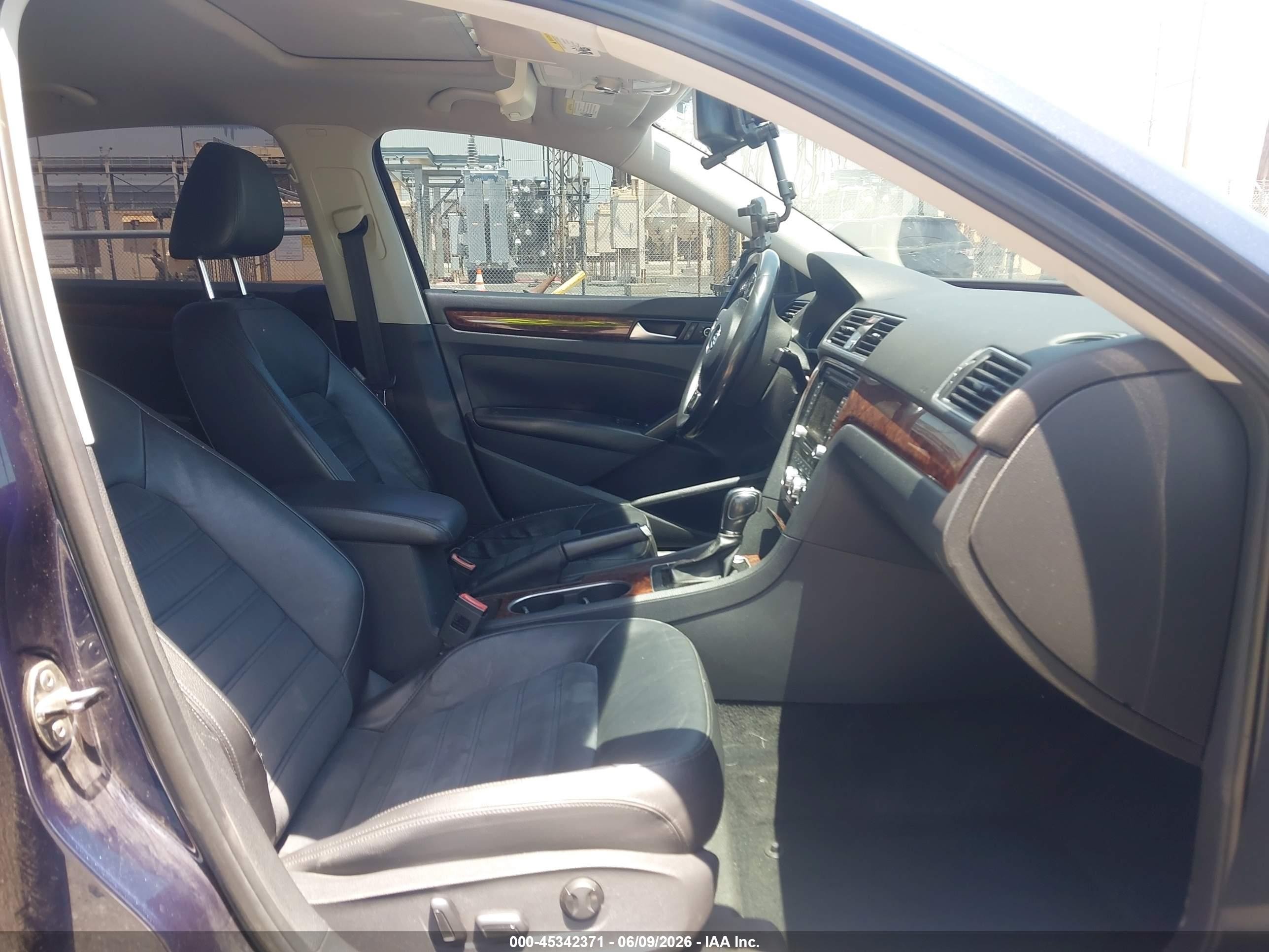 2013 Volkswagen Passat 2.0l Tdi Sel Premium Dark Blue vin: 1VWCN7A33DC112566