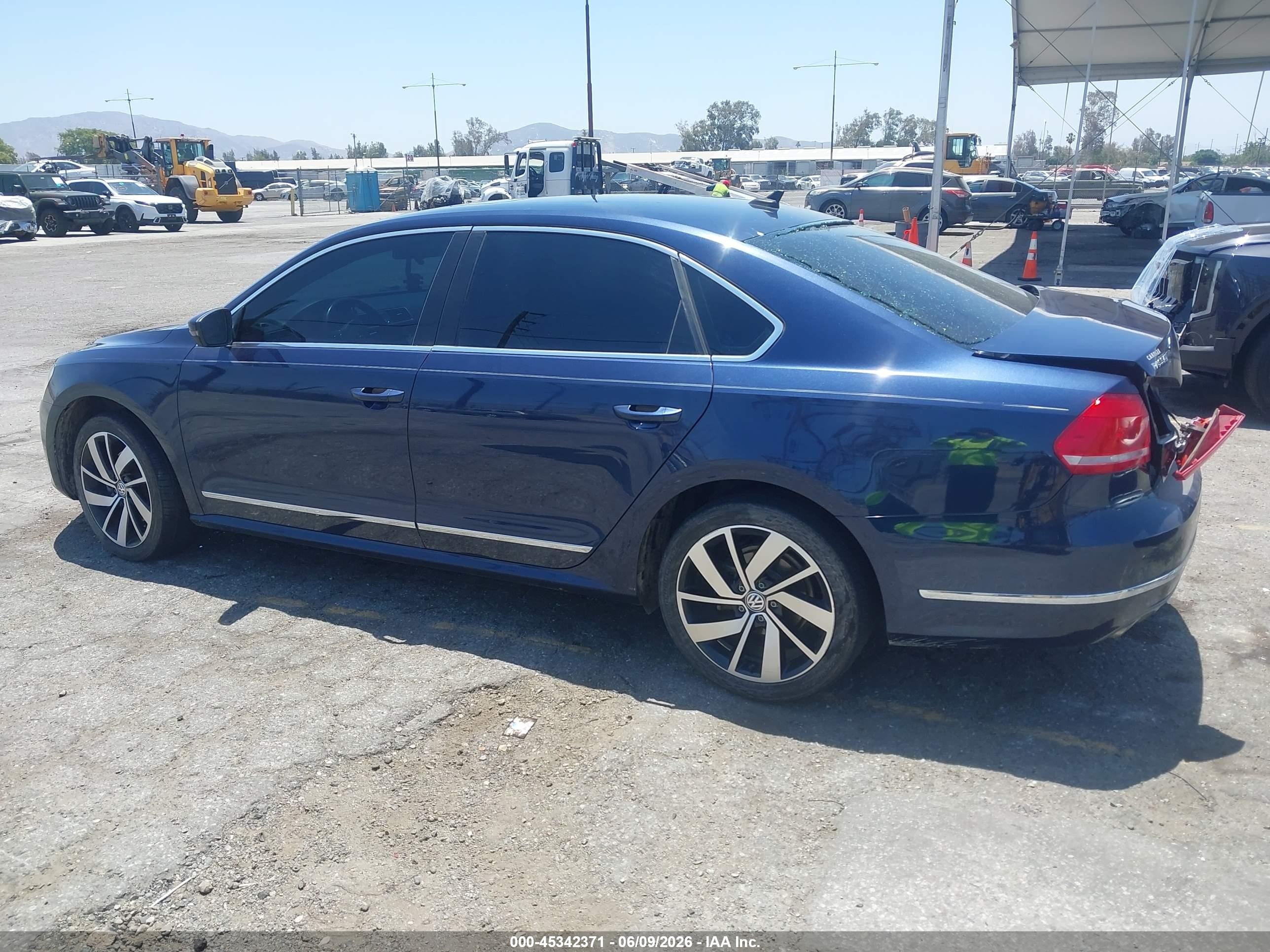 2013 Volkswagen Passat 2.0l Tdi Sel Premium Dark Blue vin: 1VWCN7A33DC112566
