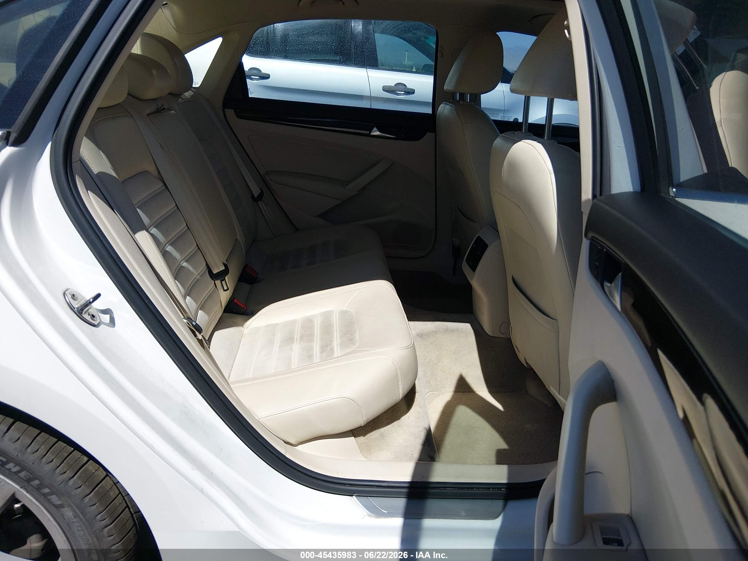 2014 Volkswagen Passat 2.0l Tdi Sel Premium White vin: 1VWCN7A33EC021539