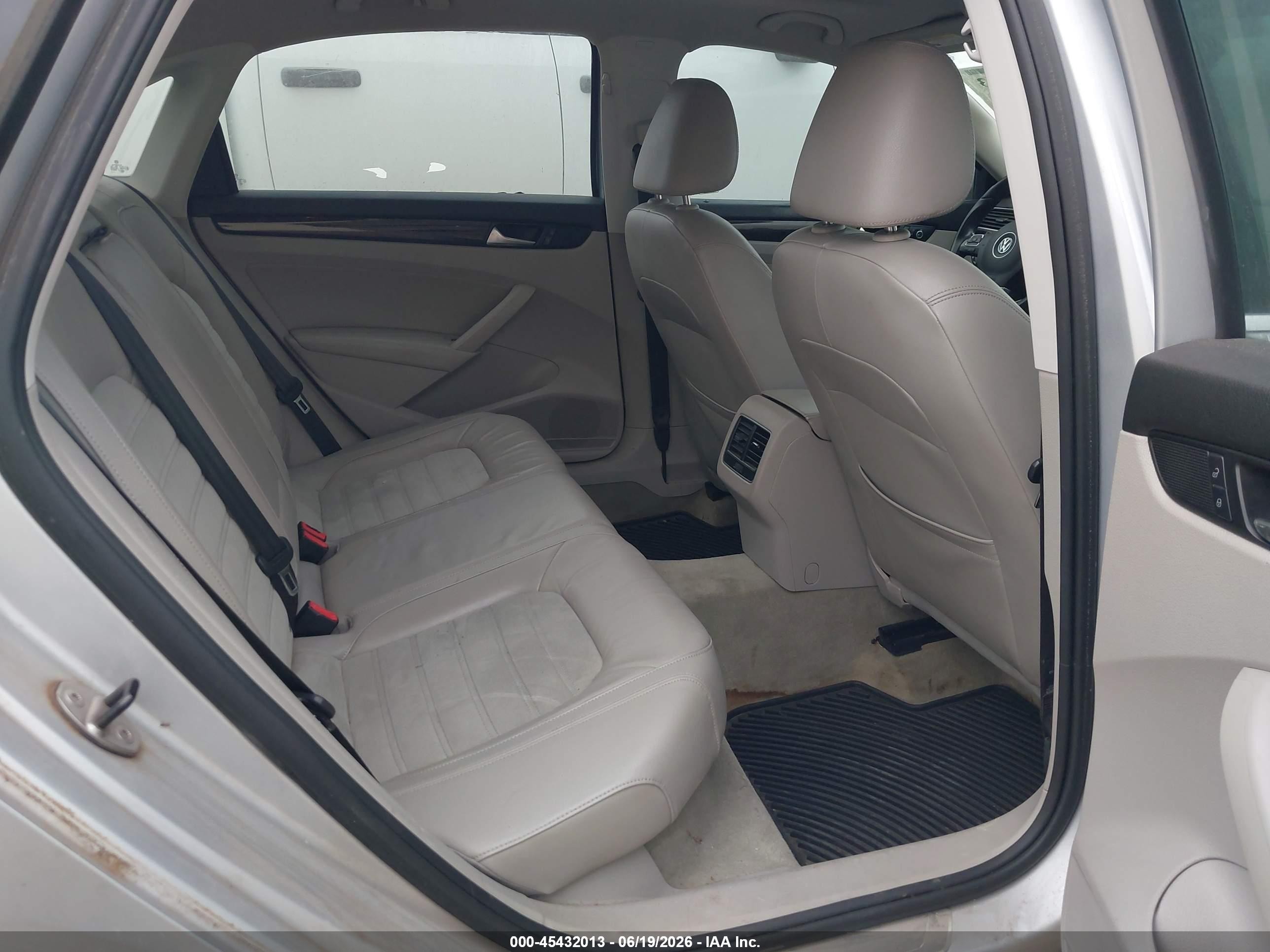 2014 Volkswagen Passat 2.0l Tdi Sel Premium Silver vin: 1VWCN7A33EC109460