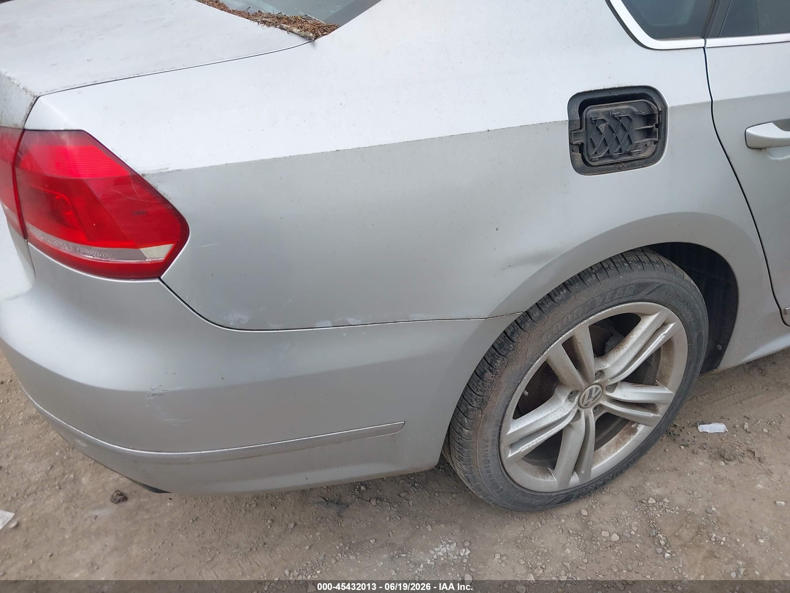 2014 Volkswagen Passat 2.0l Tdi Sel Premium Silver vin: 1VWCN7A33EC109460