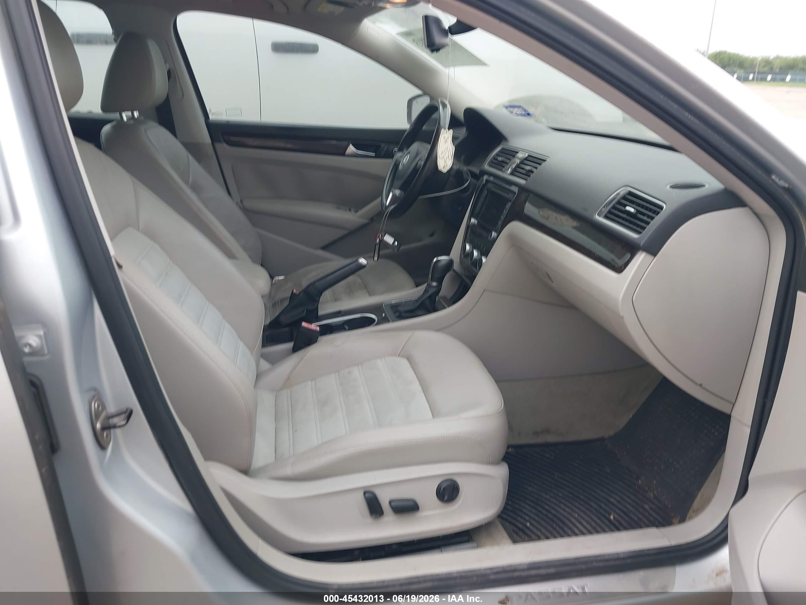 2014 Volkswagen Passat 2.0l Tdi Sel Premium Silver vin: 1VWCN7A33EC109460