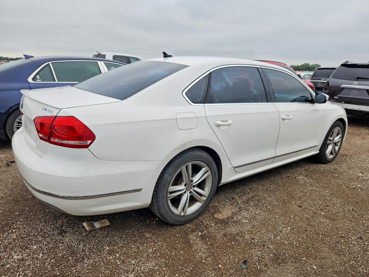 2013 Volkswagen Passat Sel White vin: 1VWCN7A35DC092627