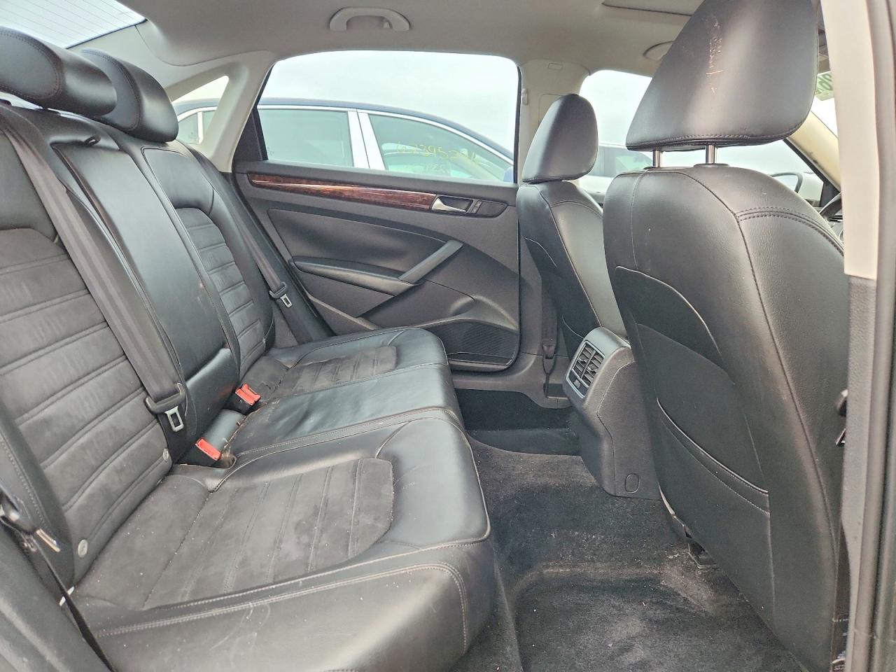 2013 Volkswagen Passat Sel White vin: 1VWCN7A35DC092627