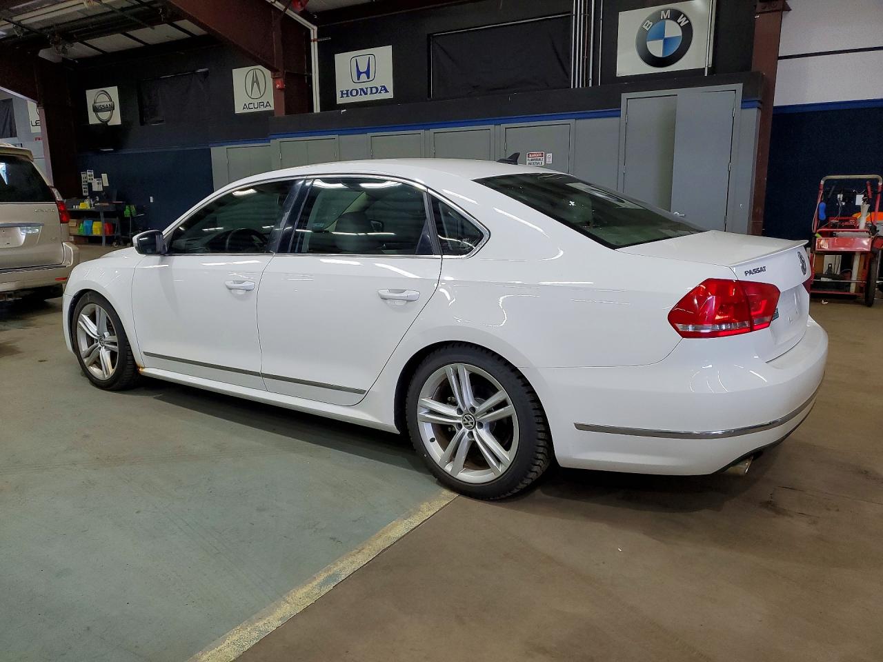 2014 Volkswagen Passat Sel White vin: 1VWCN7A35EC031327