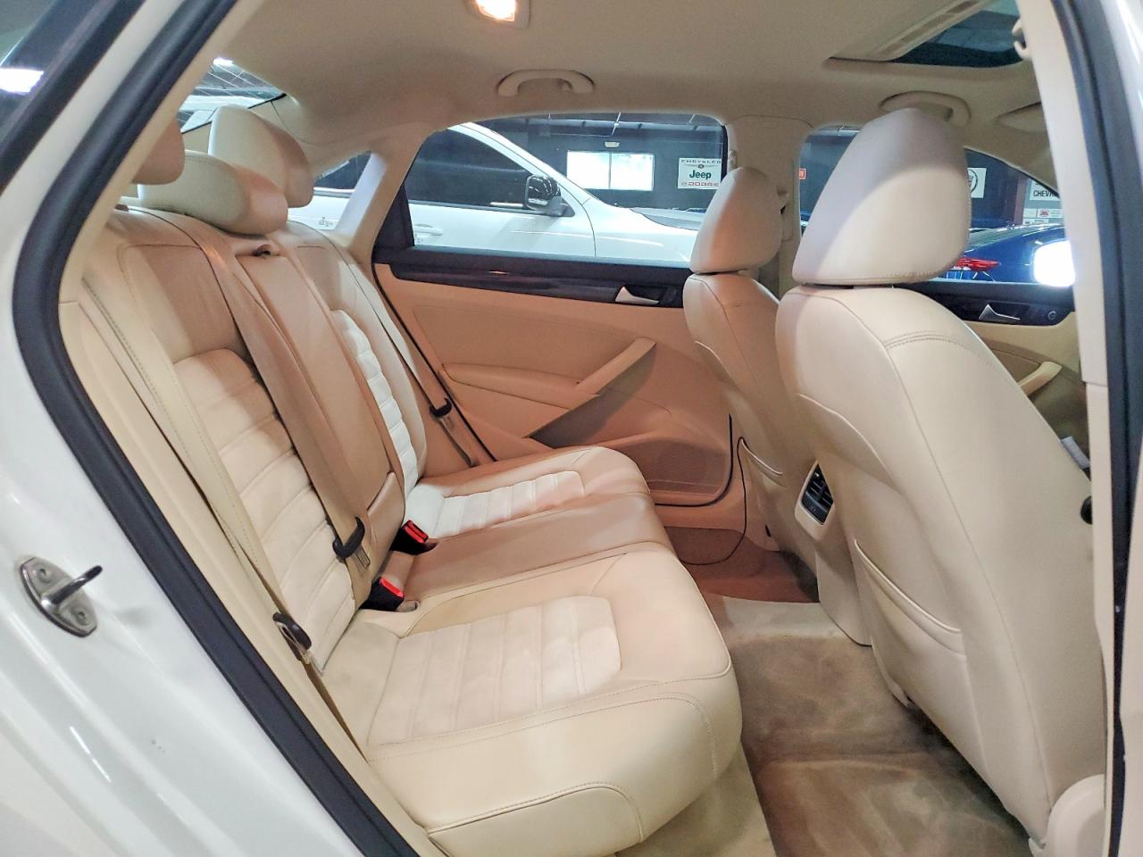 2014 Volkswagen Passat Sel White vin: 1VWCN7A35EC031327