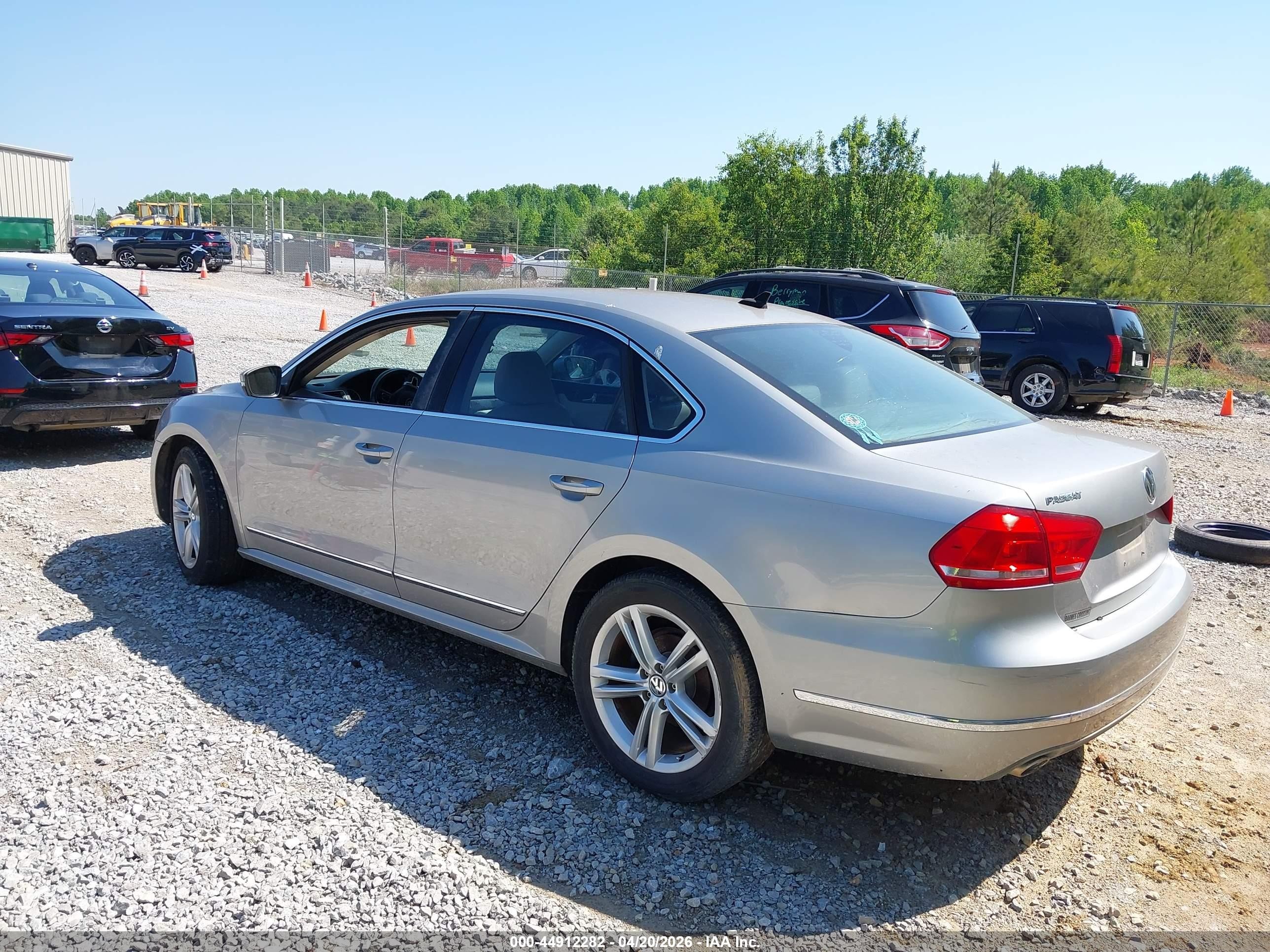 2014 Volkswagen Passat 2.0l Tdi Sel Premium Золотой vin: 1VWCN7A35EC052517