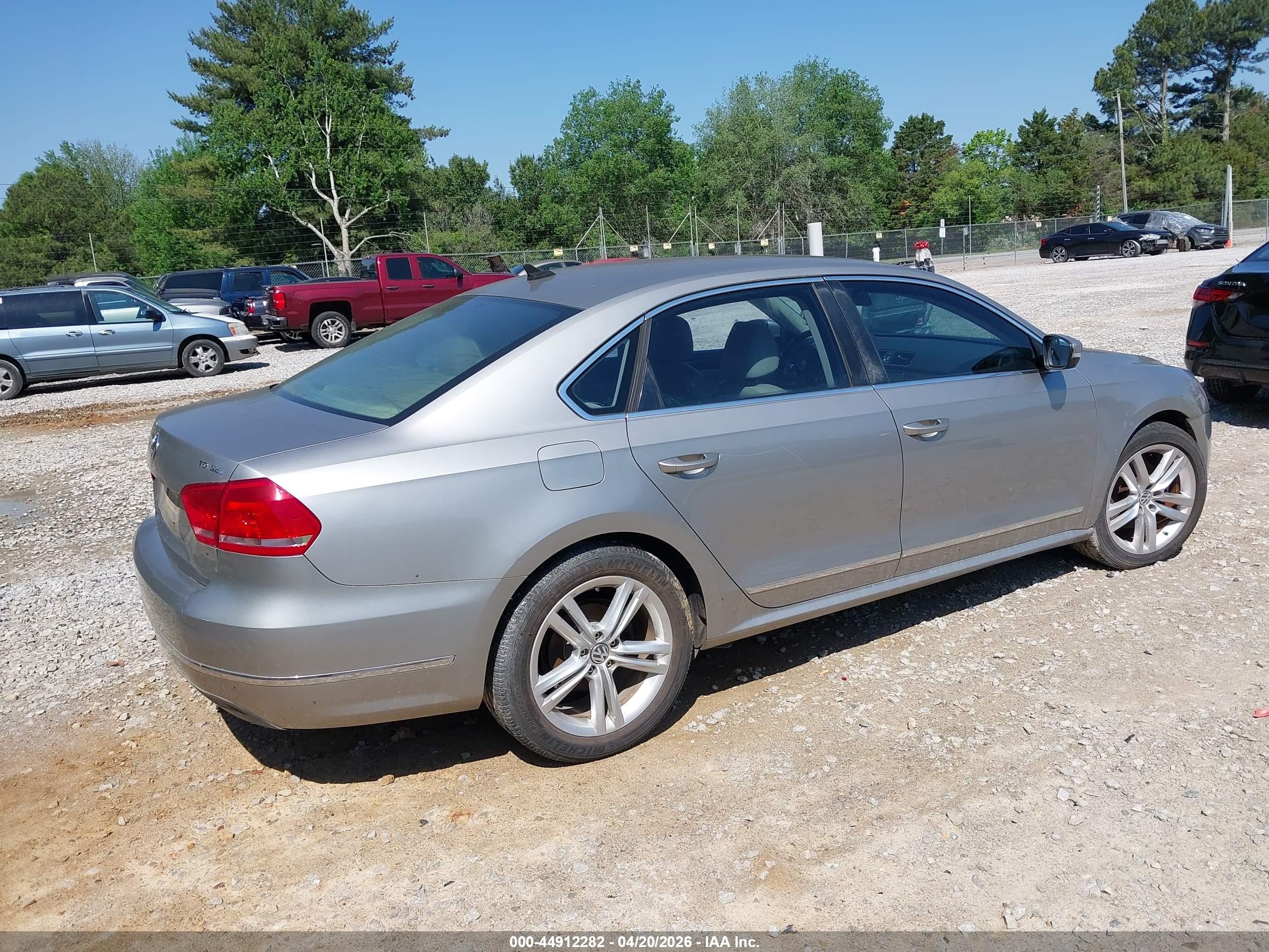 2014 Volkswagen Passat 2.0l Tdi Sel Premium Золотой vin: 1VWCN7A35EC052517