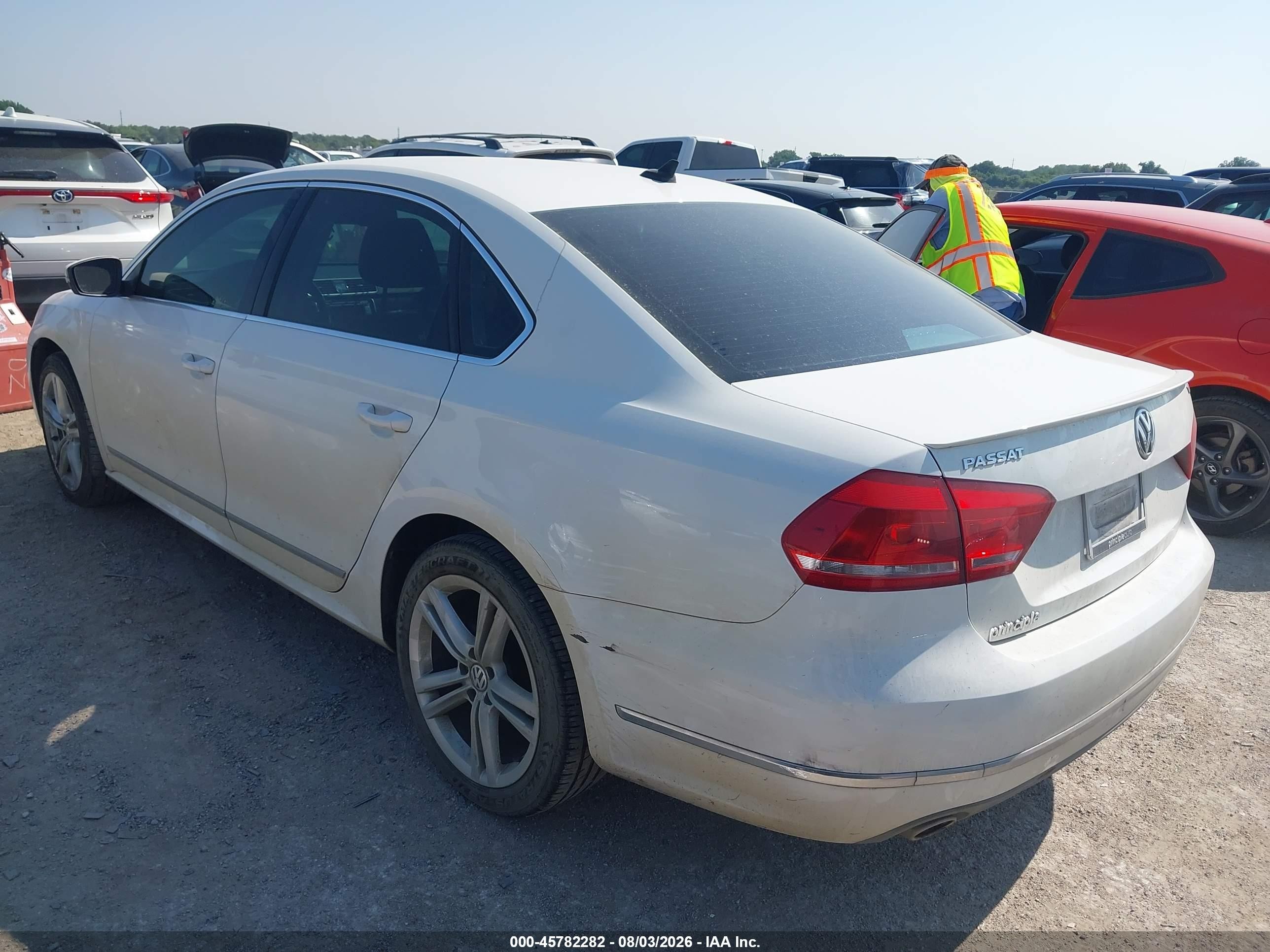 2014 Volkswagen Passat 2.0l Tdi Sel Premium Белый vin: 1VWCN7A35EC070807