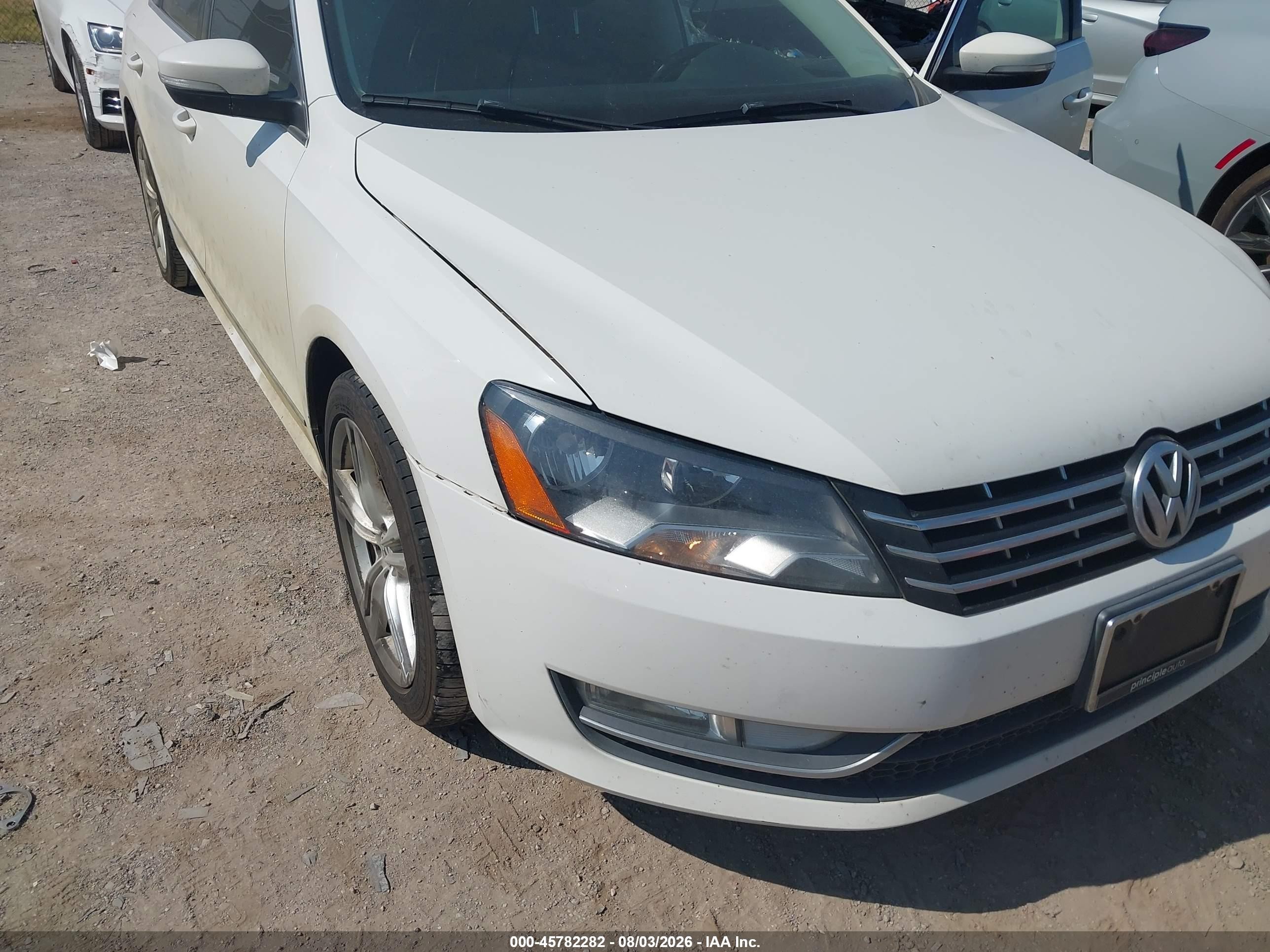 2014 Volkswagen Passat 2.0l Tdi Sel Premium Белый vin: 1VWCN7A35EC070807