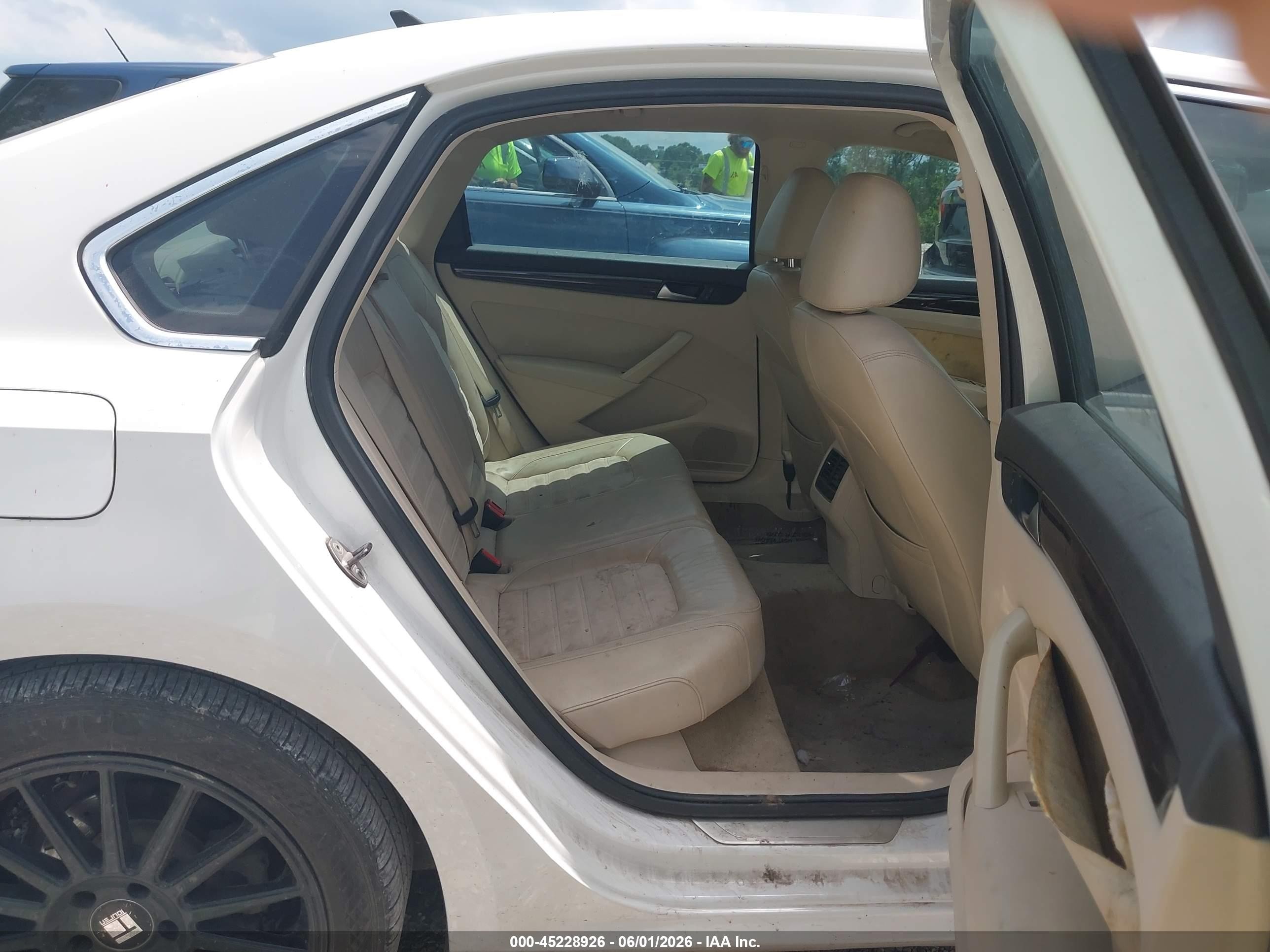 2014 Volkswagen Passat 2.0l Tdi Sel Premium White vin: 1VWCN7A36EC064904