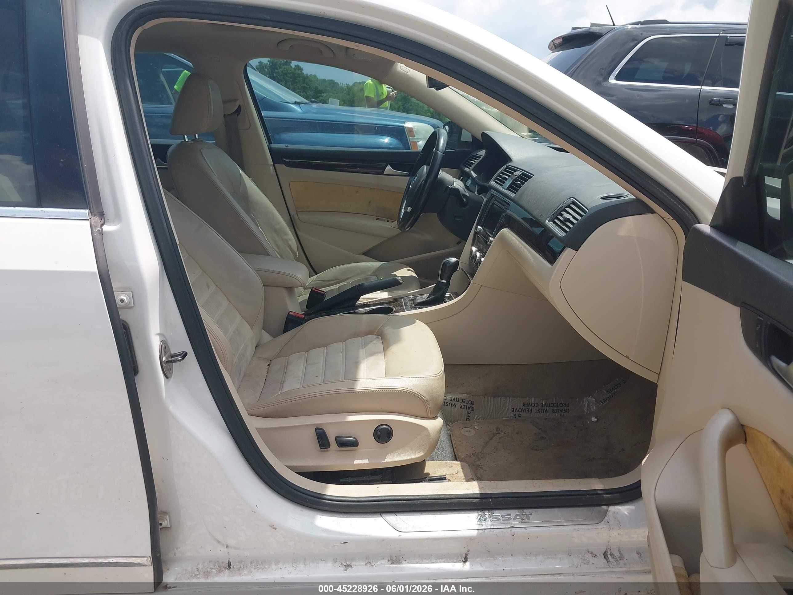 2014 Volkswagen Passat 2.0l Tdi Sel Premium White vin: 1VWCN7A36EC064904