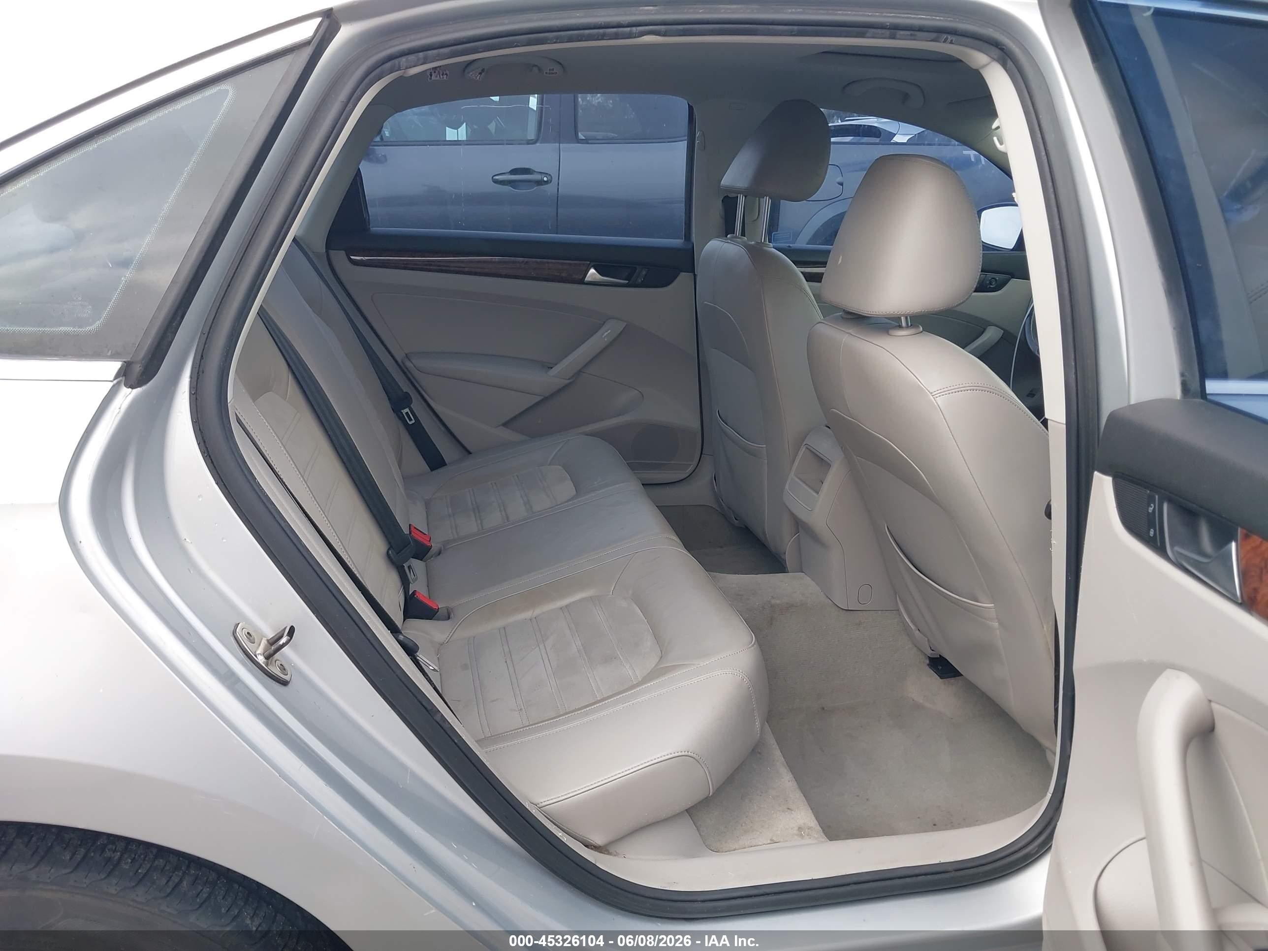 2012 Volkswagen Passat 2.0l Tdi Sel Premium Silver vin: 1VWCN7A37CC083300