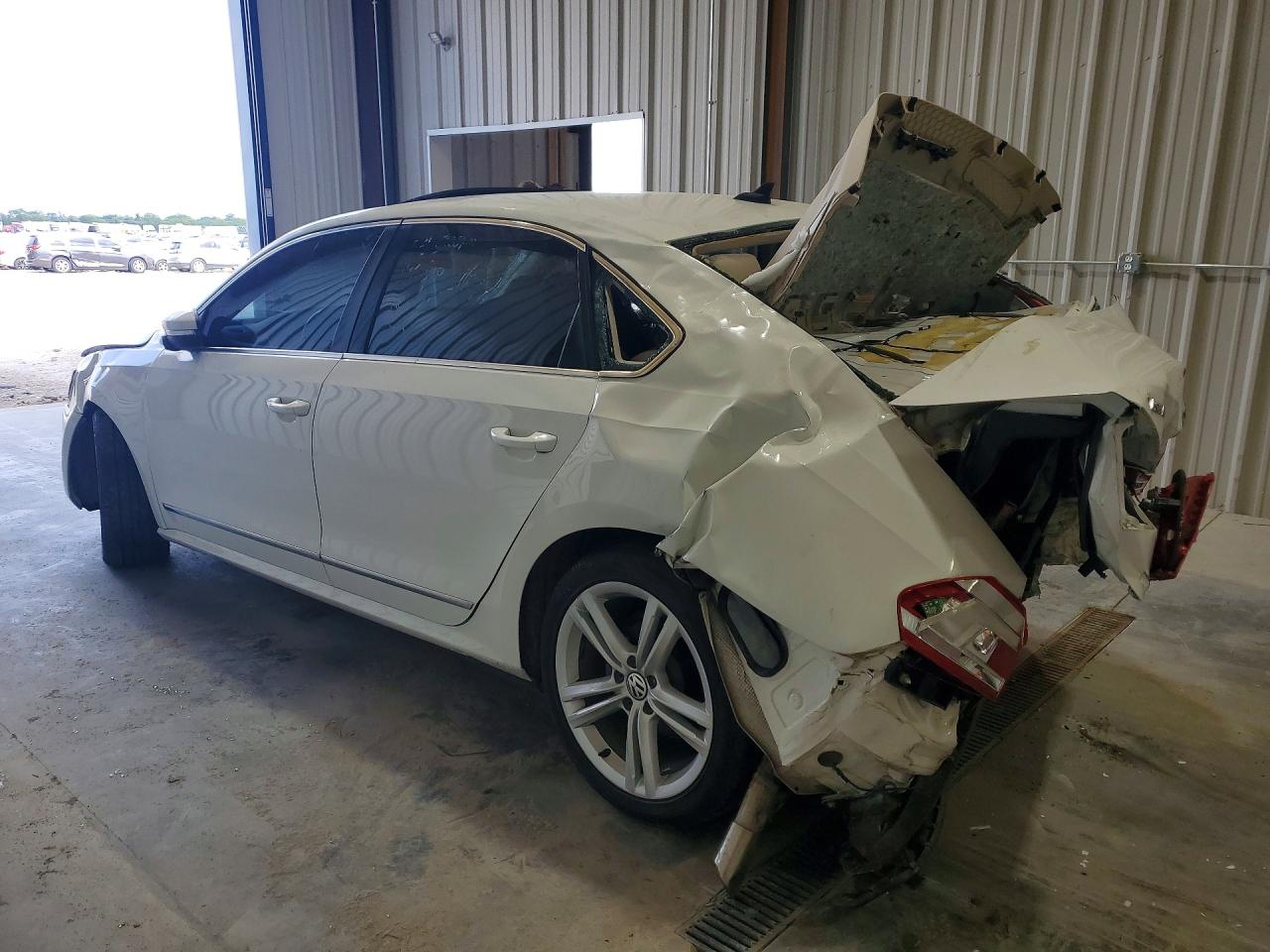 2013 Volkswagen Passat Sel White vin: 1VWCN7A37DC038133