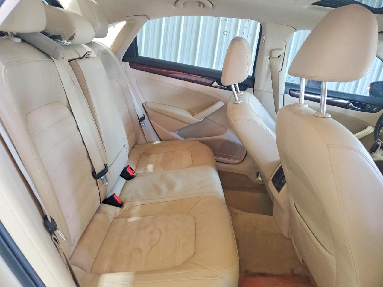 2013 Volkswagen Passat Sel White vin: 1VWCN7A37DC038133