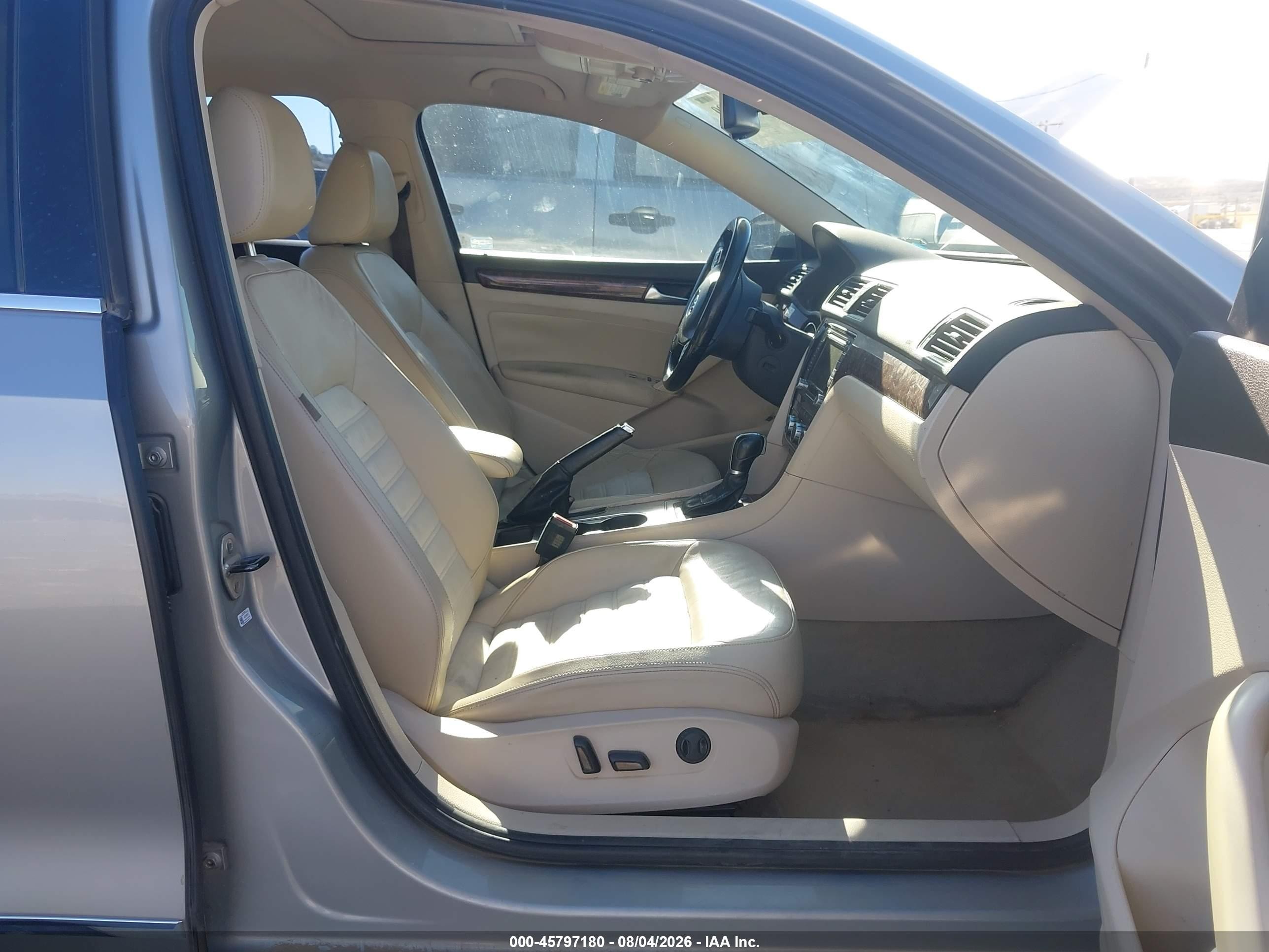 2013 Volkswagen Passat 2.0l Tdi Sel Premium Серый vin: 1VWCN7A37DC108357