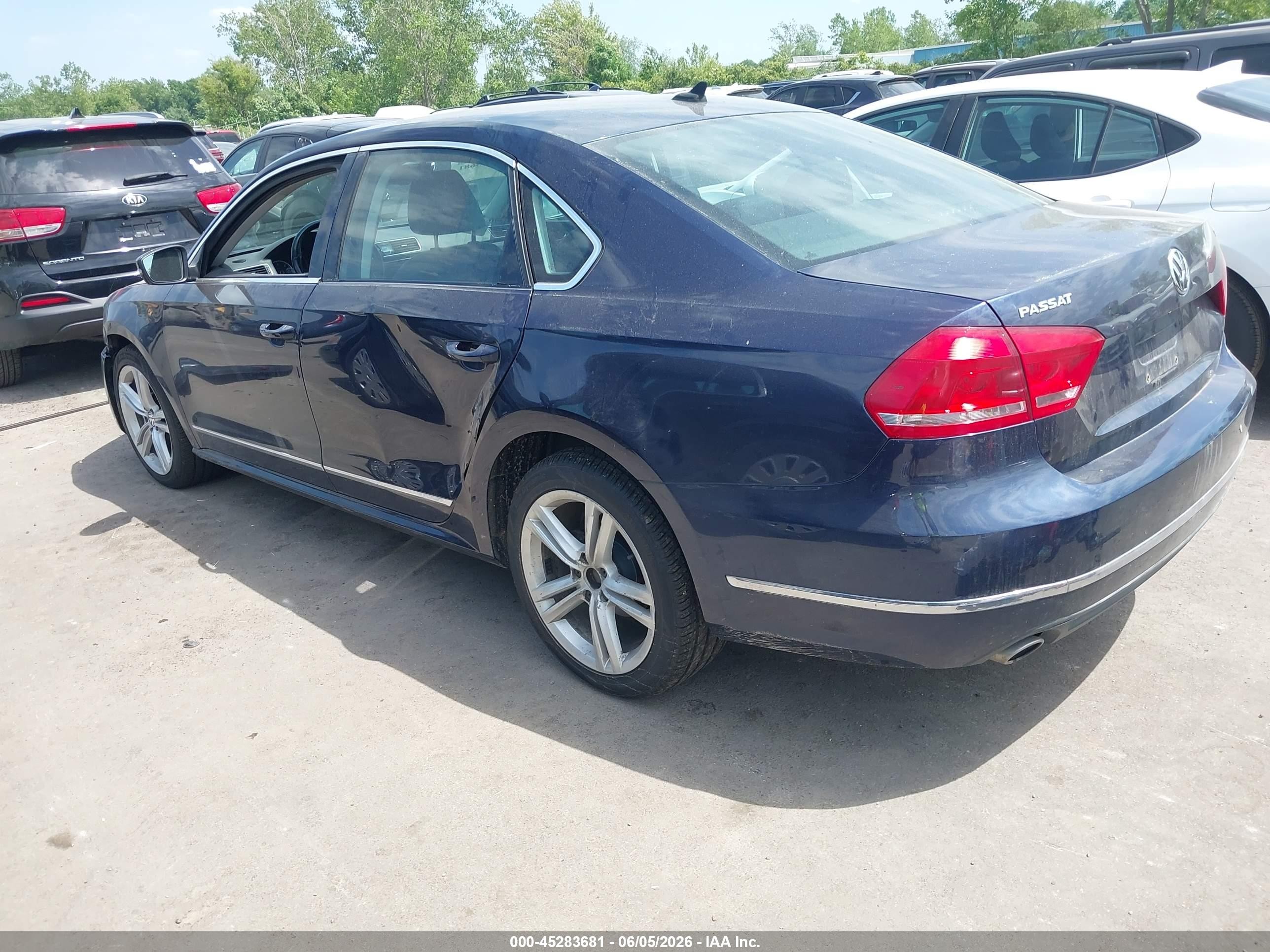 2013 Volkswagen Passat 2.0l Tdi Sel Premium Dark Blue vin: 1VWCN7A37DC145683