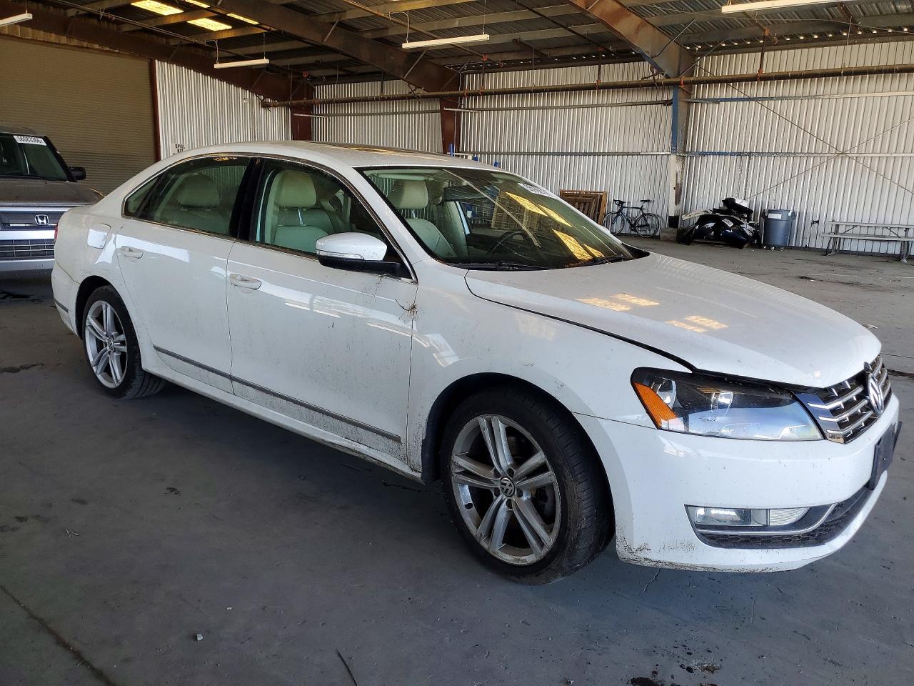 2014 Volkswagen Passat Sel White vin: 1VWCN7A37EC023228