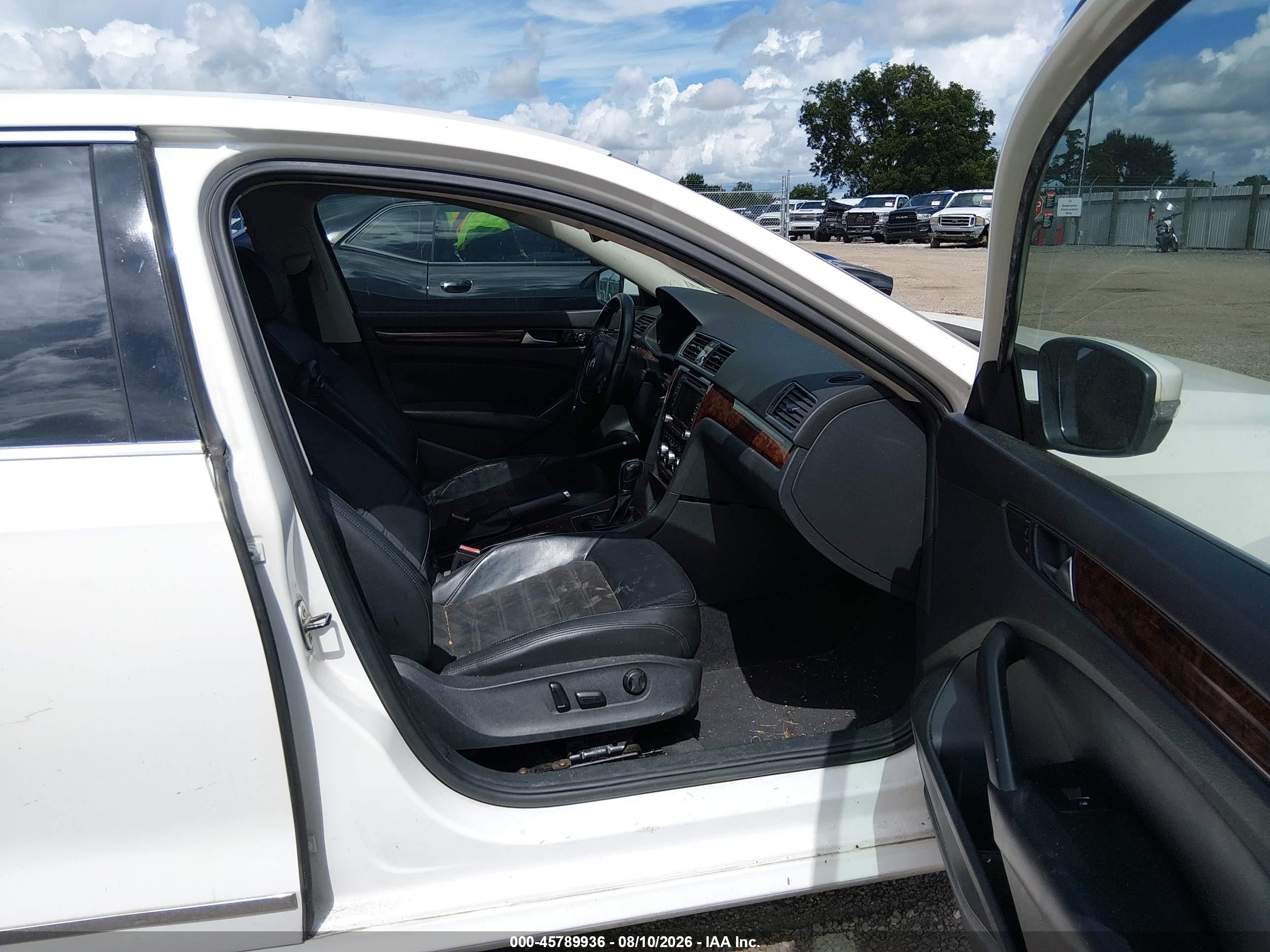 2013 Volkswagen Passat 2.0l Tdi Sel Premium White vin: 1VWCN7A38DC030364