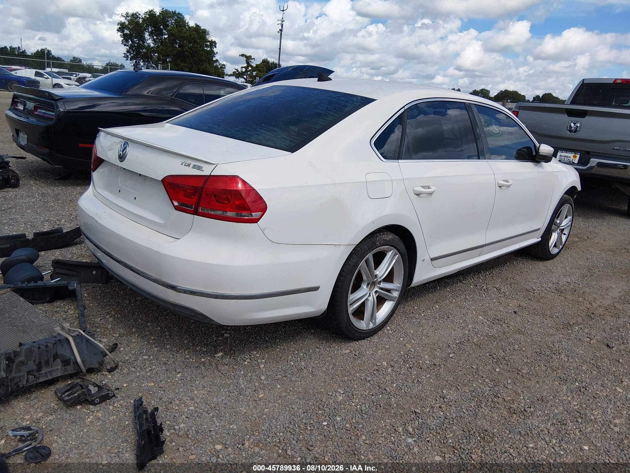 2013 Volkswagen Passat 2.0l Tdi Sel Premium White vin: 1VWCN7A38DC030364