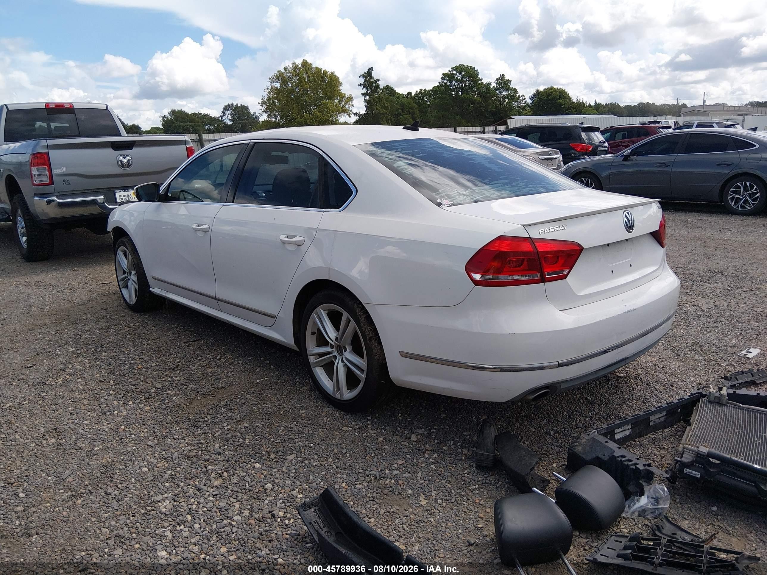 2013 Volkswagen Passat 2.0l Tdi Sel Premium White vin: 1VWCN7A38DC030364
