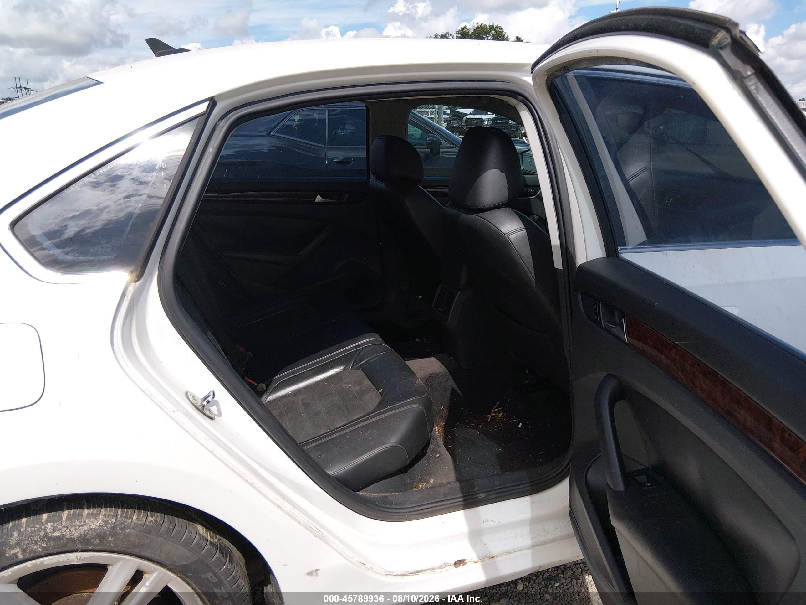 2013 Volkswagen Passat 2.0l Tdi Sel Premium White vin: 1VWCN7A38DC030364