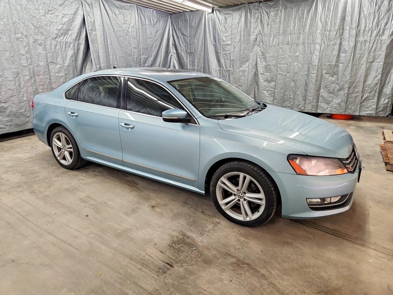 2013 Volkswagen Passat Sel Blue vin: 1VWCN7A38DC061839