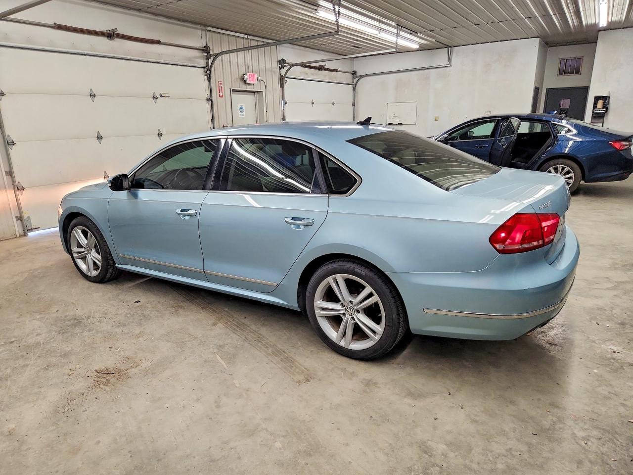 2013 Volkswagen Passat Sel Blue vin: 1VWCN7A38DC061839