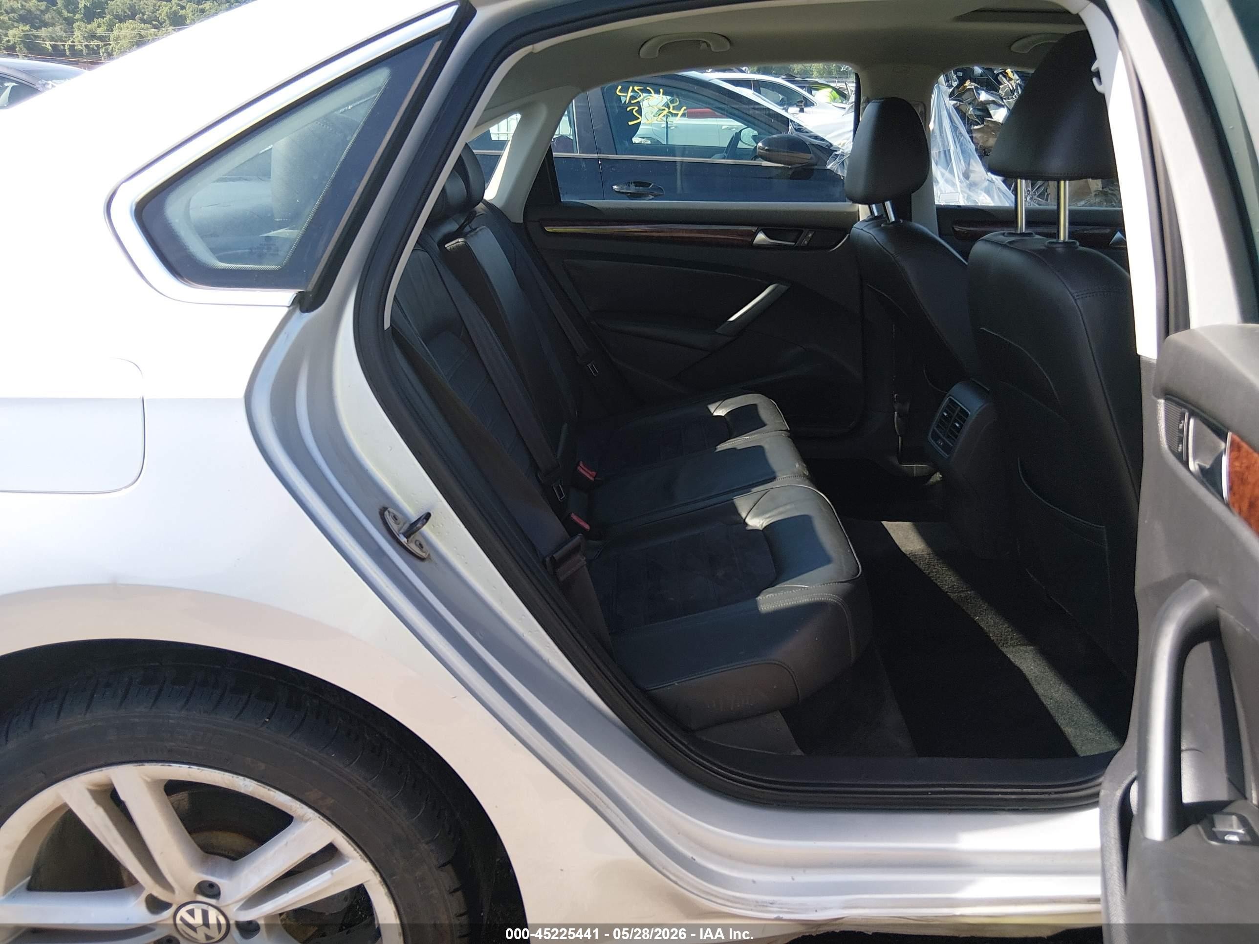 2013 Volkswagen Passat 2.0l Tdi Sel Premium Серебряный vin: 1VWCN7A38DC085106